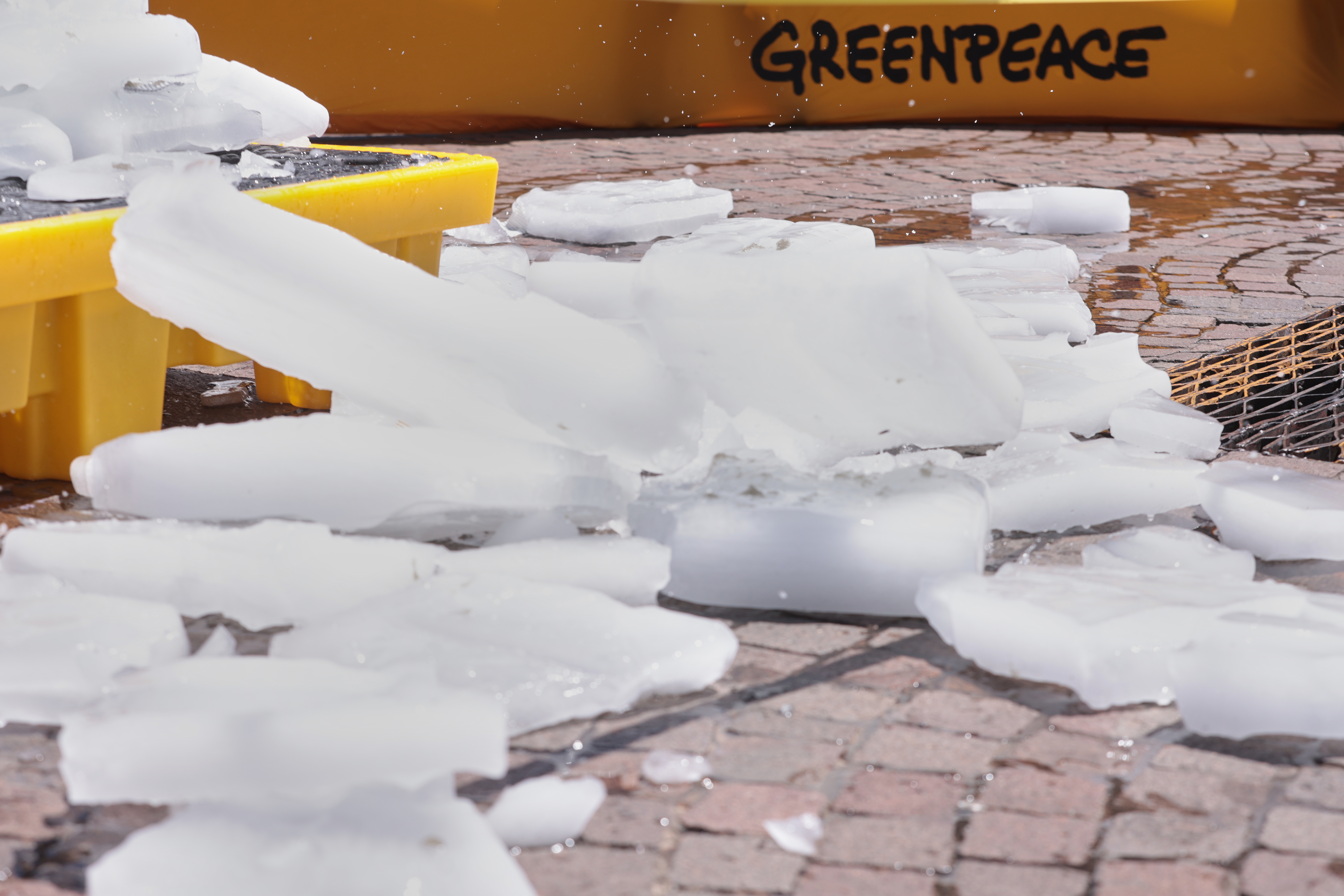 Under the slogan "They are playing with everyone's water," the environmental organization warns against modifying regulations protecting water reserves Buenos Aires, Argentina – December 4, 2025: Greenpeace activists staged a striking intervention...
