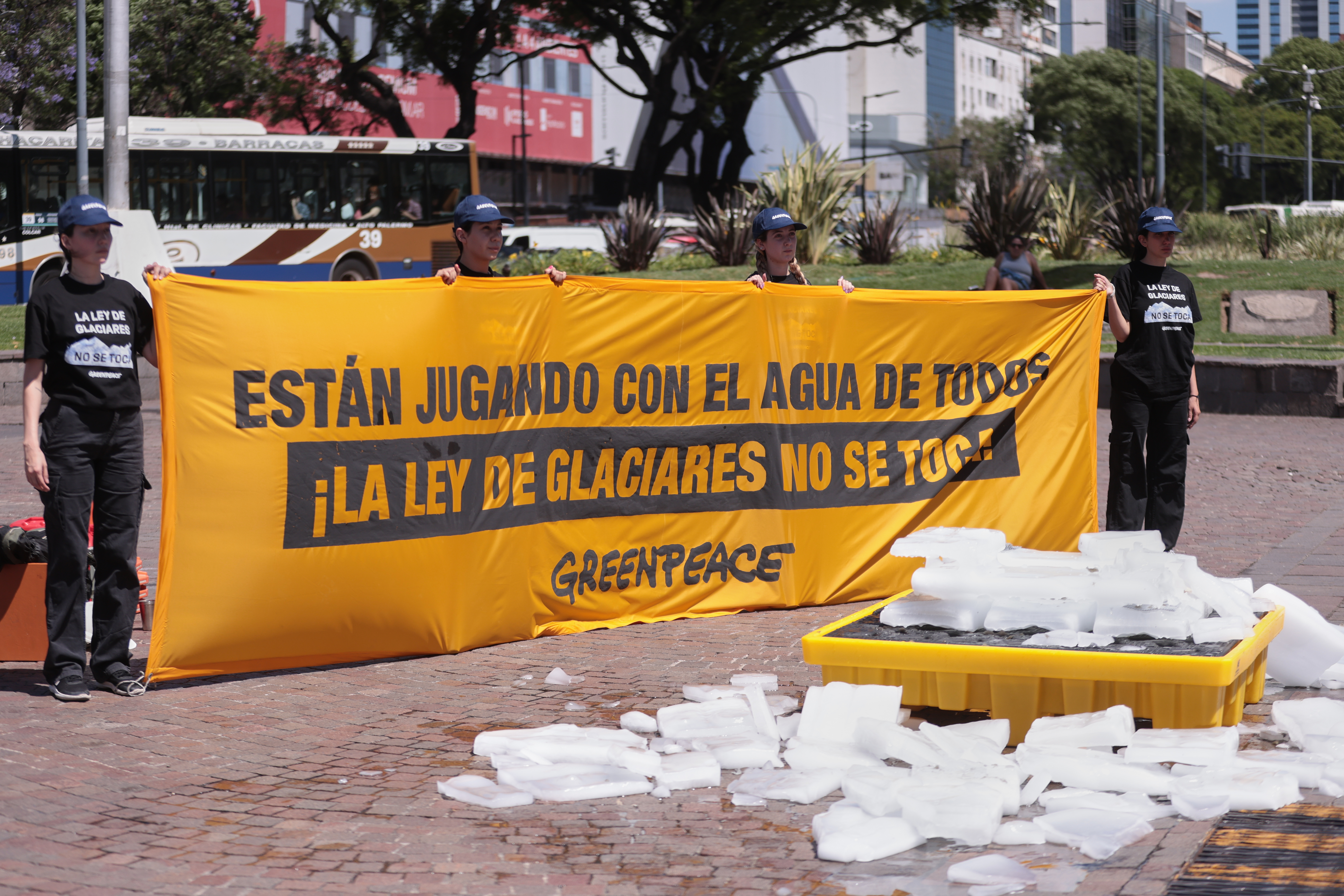 Under the slogan "They are playing with everyone's water," the environmental organization warns against modifying regulations protecting water reserves Buenos Aires, Argentina – December 4, 2025: Greenpeace activists staged a striking intervention...