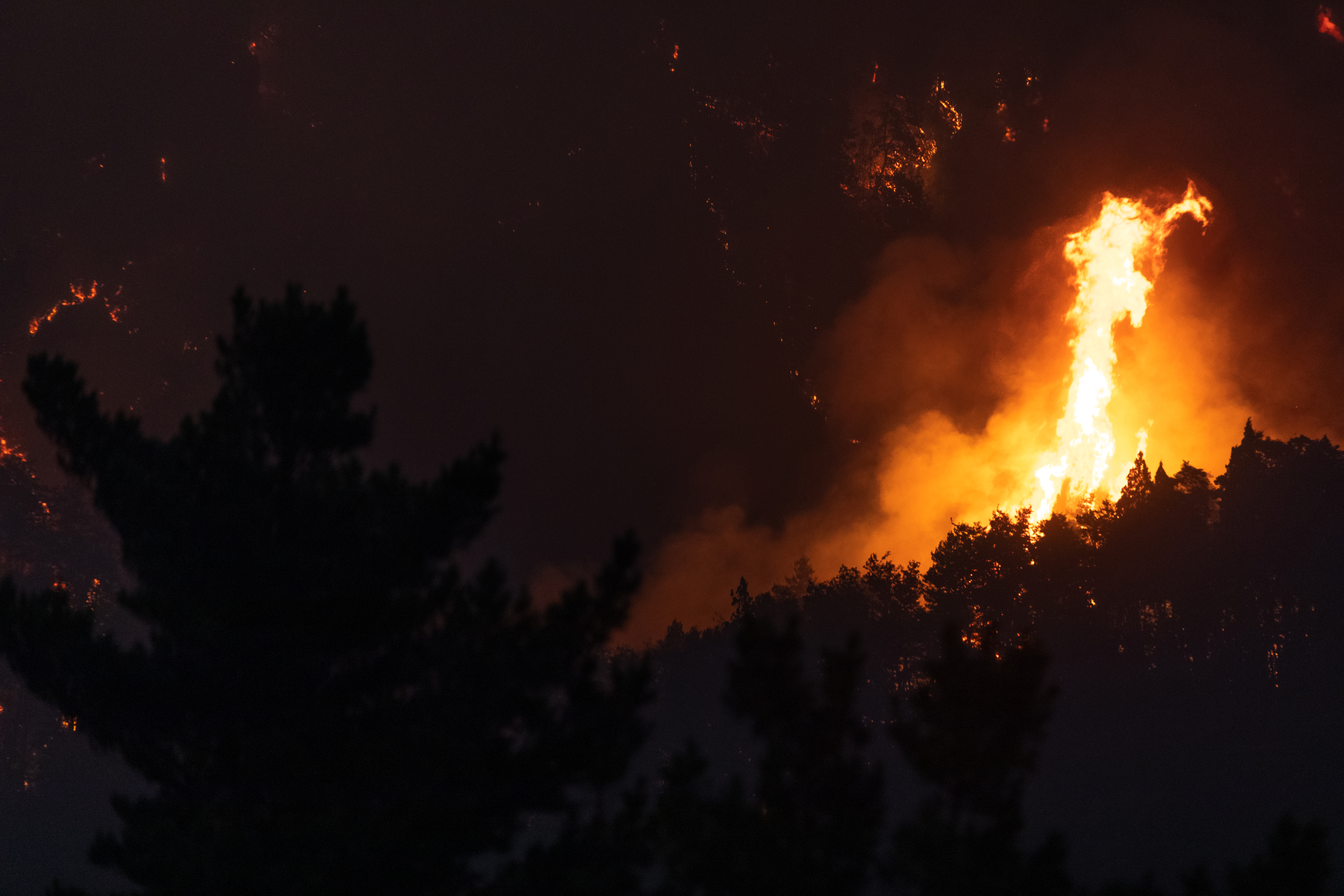incendios forestales este miércoles, en el Hoyo provincia de Chubut (Argentina). Los incendios f...