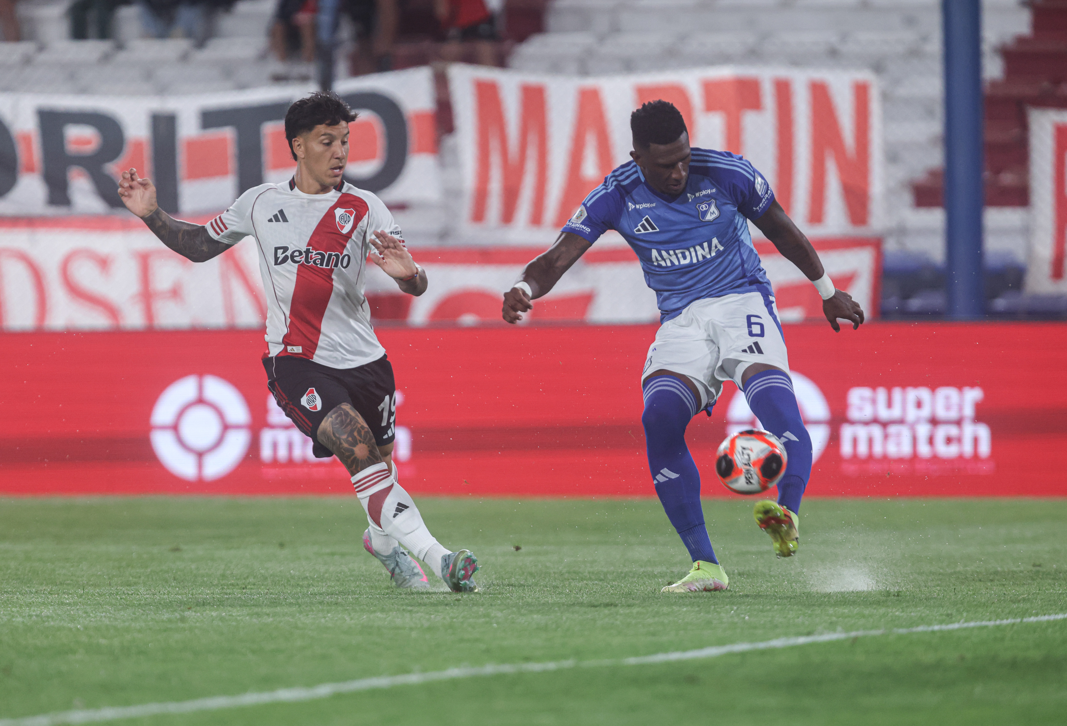 Montevideo, Uruguay – 12 enero, 2026: River Plate inició su calendario 2026 con un triunfo por 1-0 sobre Millonarios de Colombia en el Gran Parque Central, por la Serie Río de la Plata. Gonzalo Montiel marcó de penal el único gol de la noche. El encuentro destacó por los estrenos de los refuerzos Fausto Vera y Matías Viña, además del debut del juvenil Facundo González, en el primer test de pretemporada del conjunto argentino. (Foto: Gaston Britos/ FocoUy/UNAR AGENCY) Montevideo, Uruguay – 12 enero, 2026: River Plate inició su calendario 2026 con un triunfo por...