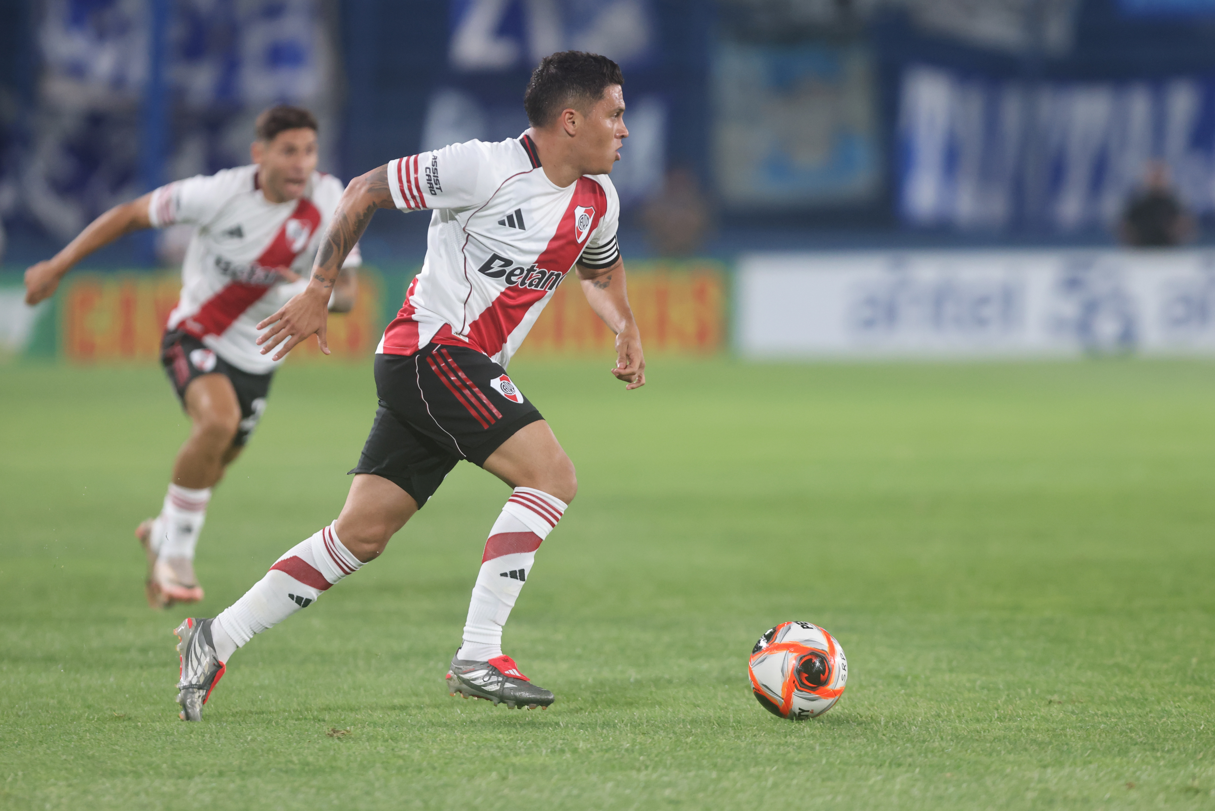 Montevideo, Uruguay – 12 enero, 2026: River Plate inició su calendario 2026 con un triunfo por 1-0 sobre Millonarios de Colombia en el Gran Parque Central, por la Serie Río de la Plata. Gonzalo Montiel marcó de penal el único gol de la noche. El encuentro destacó por los estrenos de los refuerzos Fausto Vera y Matías Viña, además del debut del juvenil Facundo González, en el primer test de pretemporada del conjunto argentino. (Foto: Gaston Britos/ FocoUy/UNAR AGENCY) Montevideo, Uruguay – 12 enero, 2026: River Plate inició su calendario 2026 con un triunfo por...