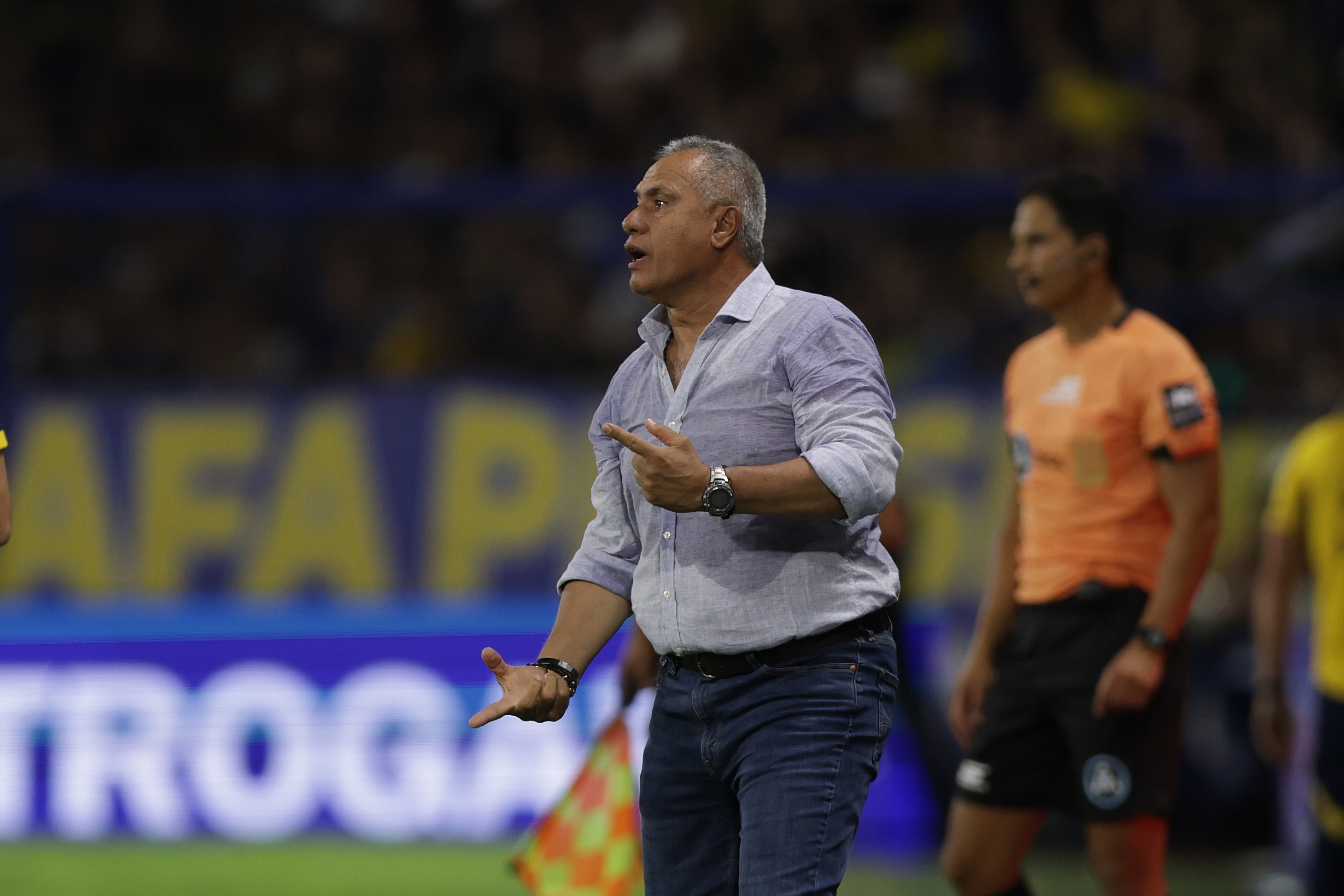 The Xeneize couldn't break the 0-0 tie at La Bombonera with a lackluster performance by its stars honoring the late coach Buenos Aires, Argentina – January 14, 2026: Millonarios coach Hernán Torres gives instructions...