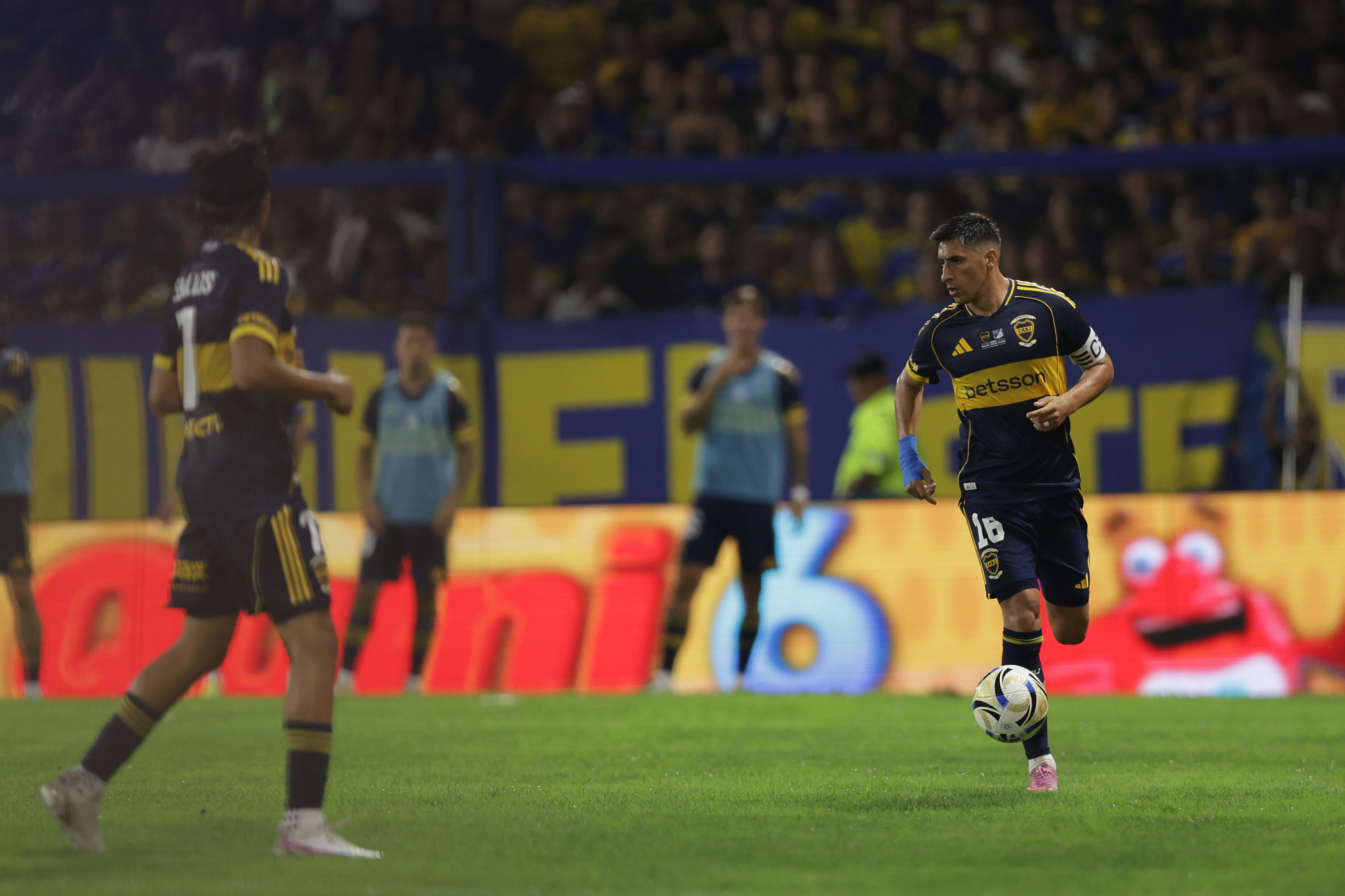 The Xeneize couldn't break the 0-0 tie at La Bombonera with a lackluster performance by its stars honoring the late coach Buenos Aires, Argentina – January 14, 2026: Miguel Merentiel controls a ball in an emotionally ...