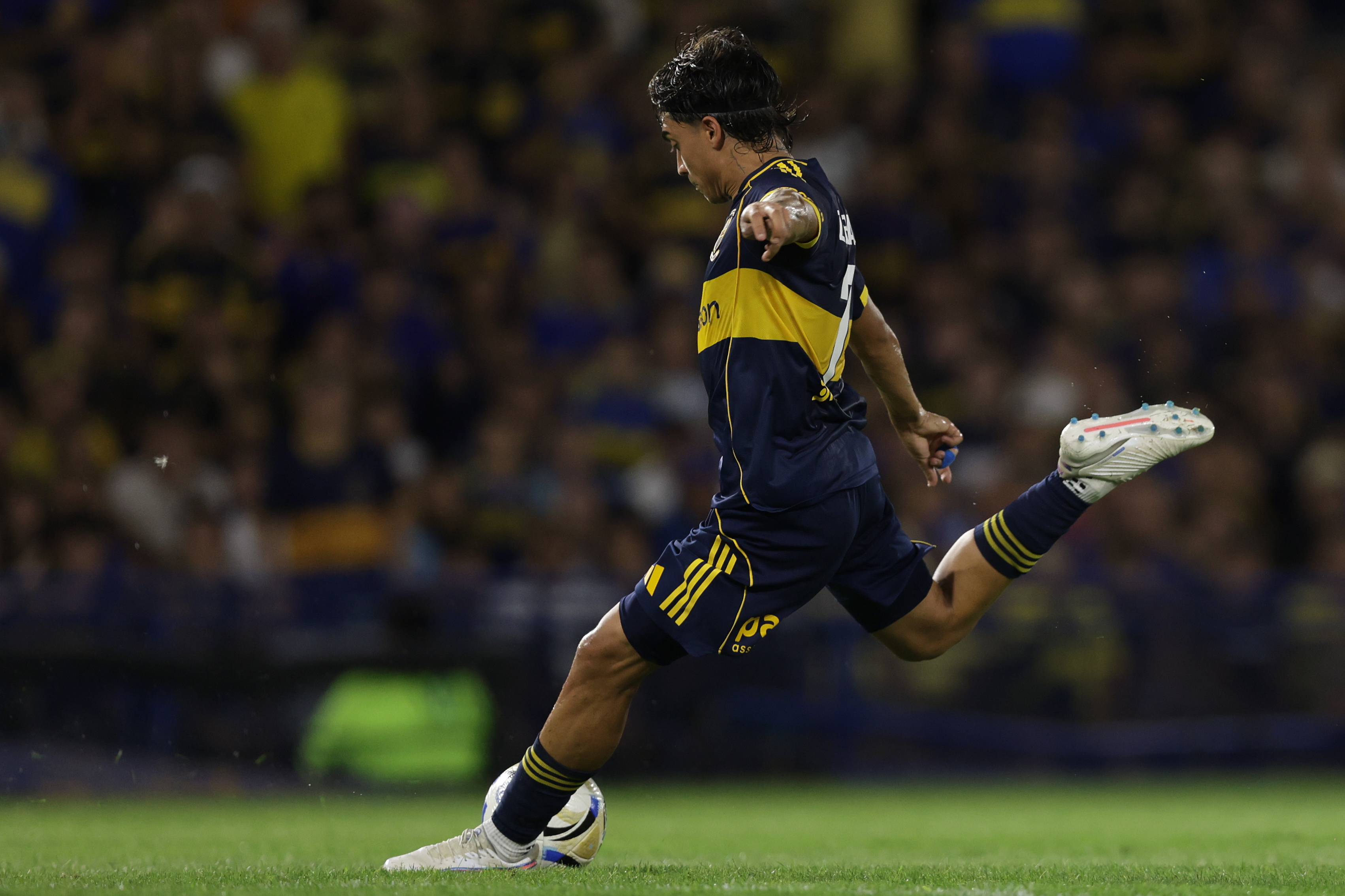 The Xeneize couldn't break the 0-0 tie at La Bombonera with a lackluster performance by its stars honoring the late coach Buenos Aires, Argentina – January 14, 2026: Ezequiel Zeballos hit a ball in a friendly match in...