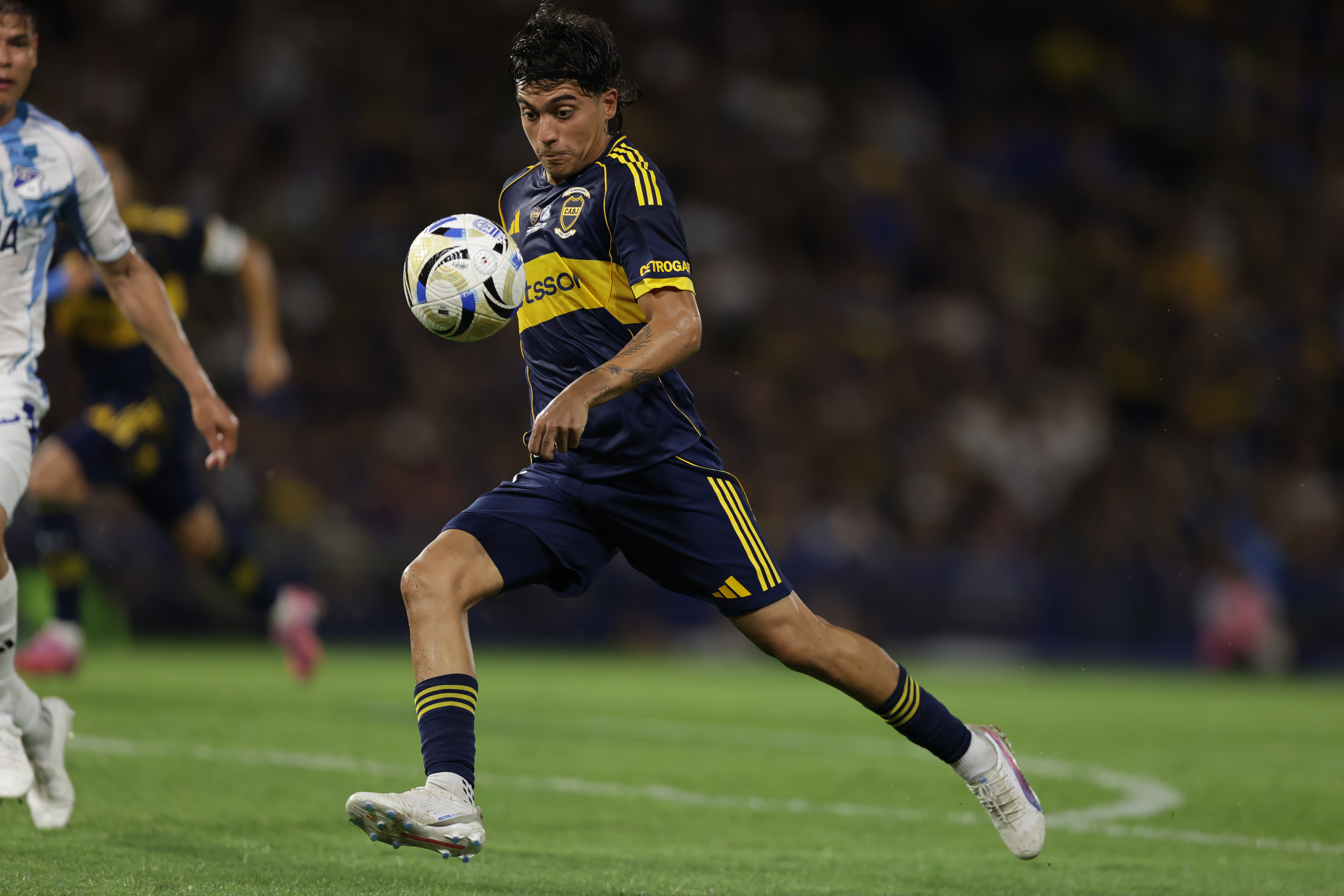The Xeneize couldn't break the 0-0 tie at La Bombonera with a lackluster performance by its stars honoring the late coach Buenos Aires, Argentina – January 14, 2026: Ezequiel Zeballos controls a ball in a friendly ma...