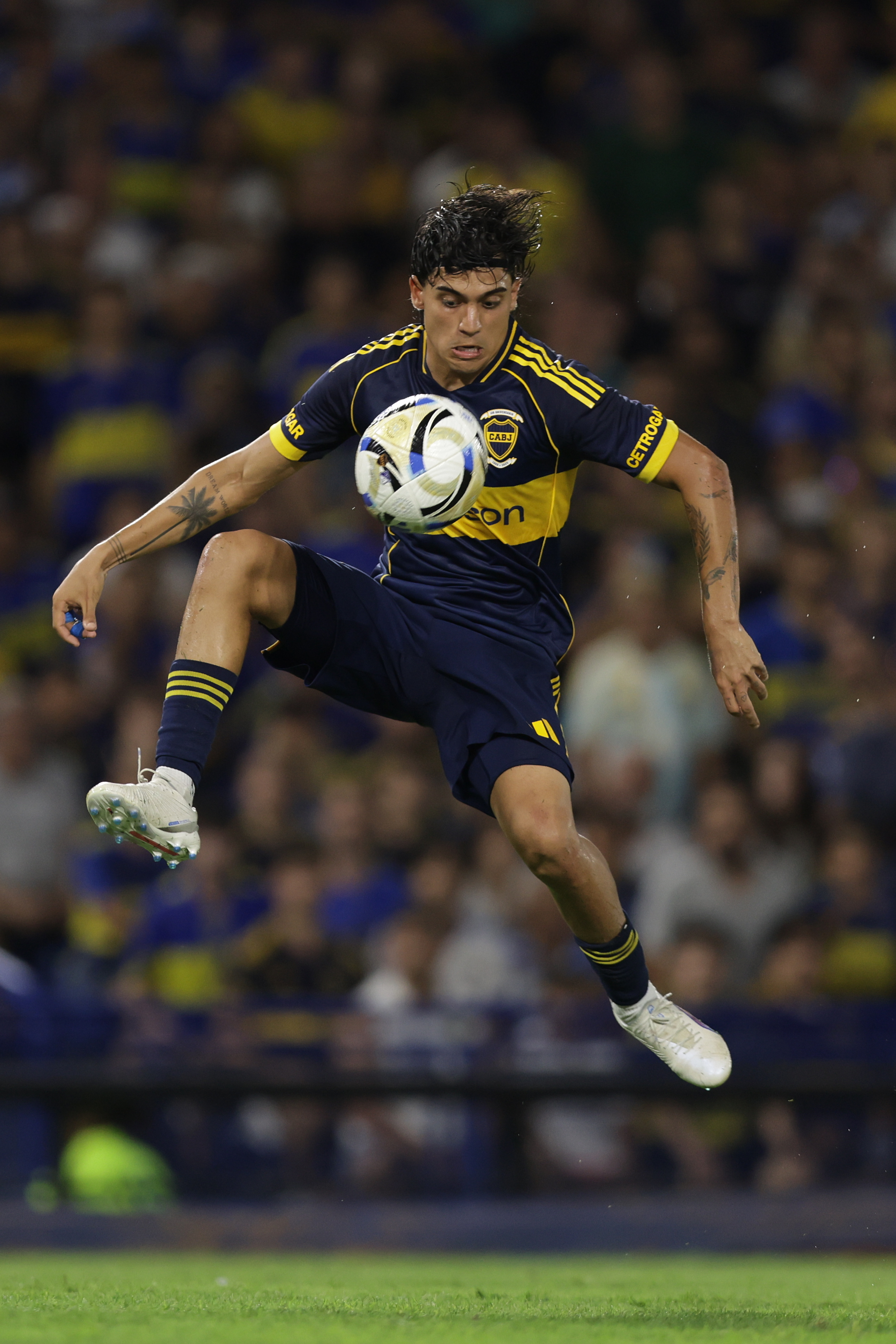 The Xeneize couldn't break the 0-0 tie at La Bombonera with a lackluster performance by its stars honoring the late coach Buenos Aires, Argentina – January 14, 2026: Ezequiel Zeballos controls a ball in a friendly mat...