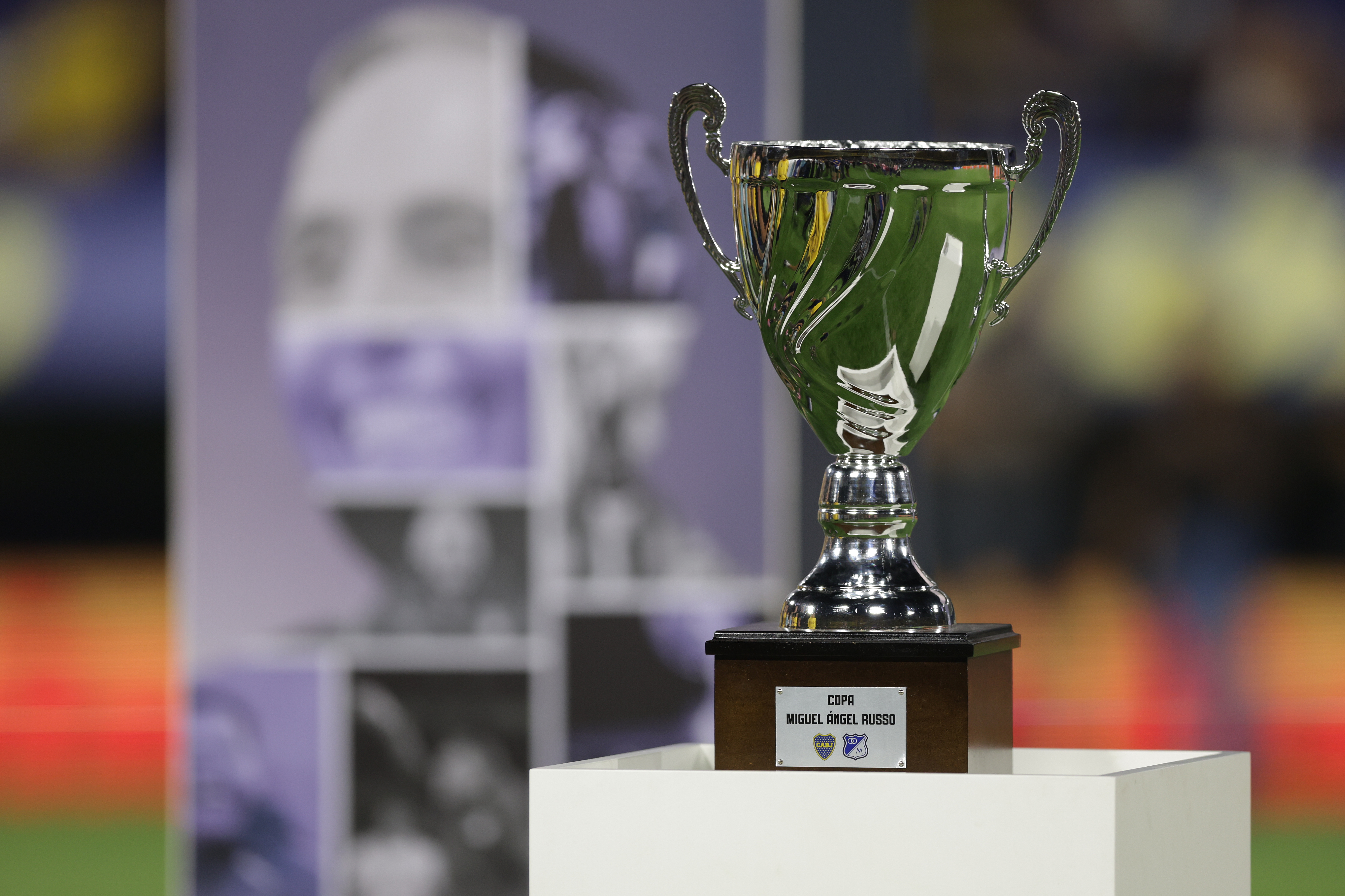 The Xeneize couldn't break the 0-0 tie at La Bombonera with a lackluster performance by its stars honoring the late coach Buenos Aires, Argentina – January 14, 2026: View of the trophy in a friendly match in homage to...