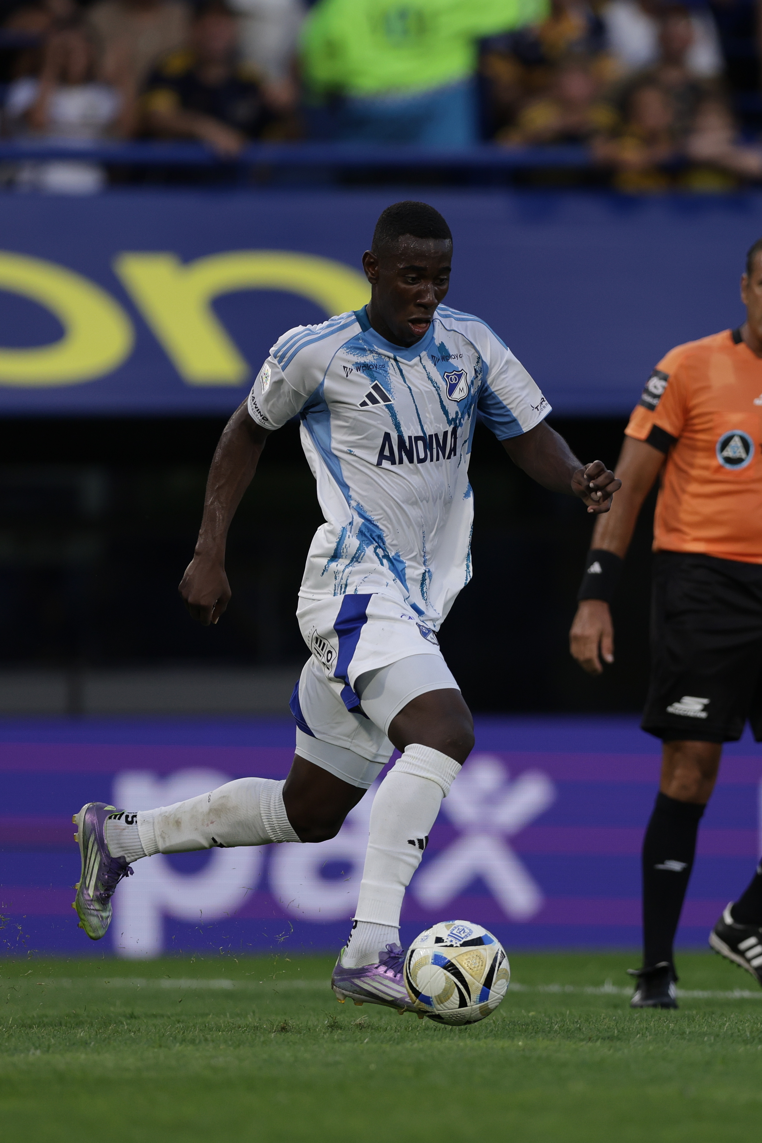 The Xeneize couldn't break the 0-0 tie at La Bombonera with a lackluster performance by its stars honoring the late coach Buenos Aires, Argentina – January 14, 2026: Juan Barinaga (left) of Boca Juniors challenges Seb...