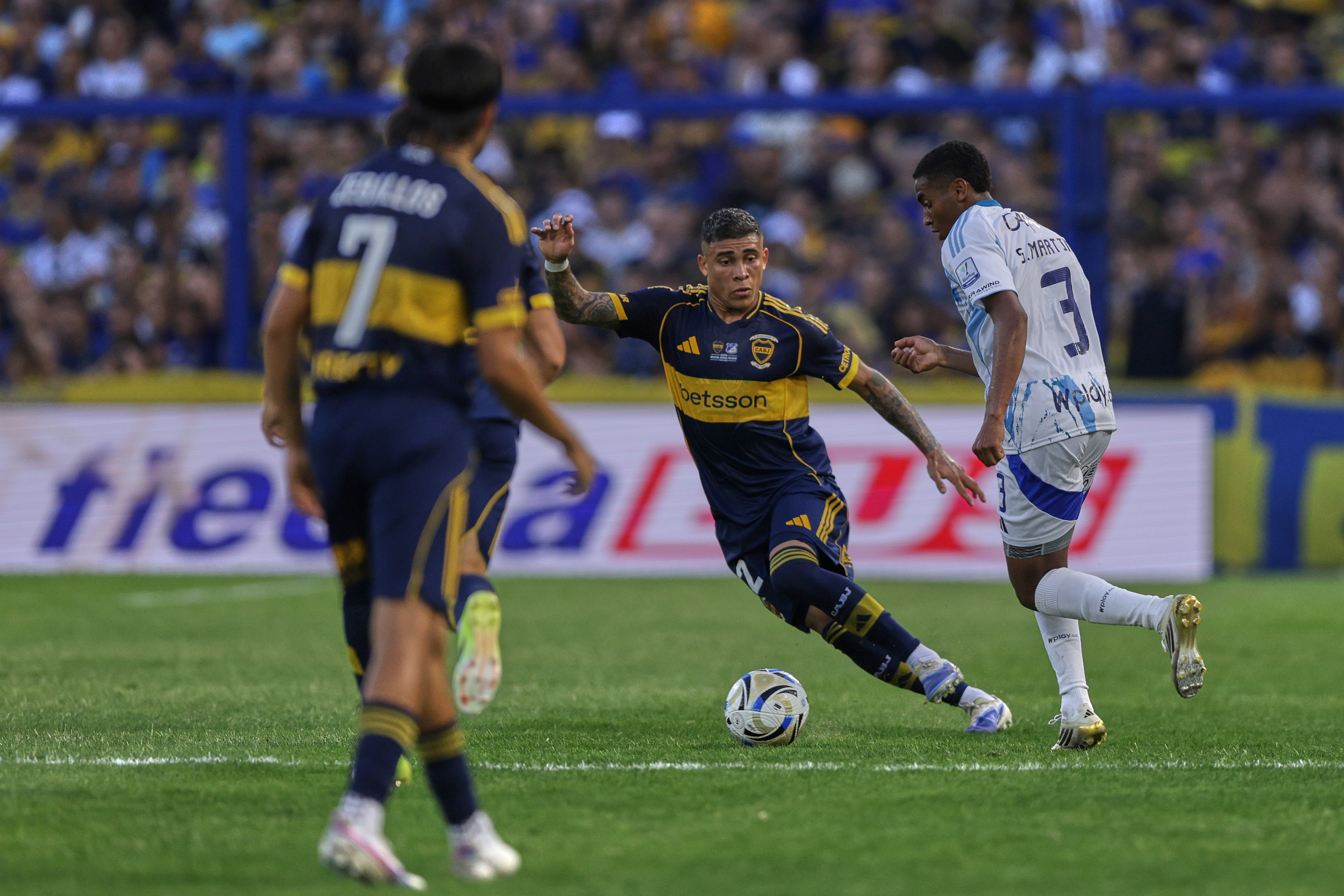 The Xeneize couldn't break the 0-0 tie at La Bombonera with a lackluster performance by its stars honoring the late coach Buenos Aires, Argentina – January 14, 2026: Ayrton Costa of Boca Juniors challenges Samuel Mart...