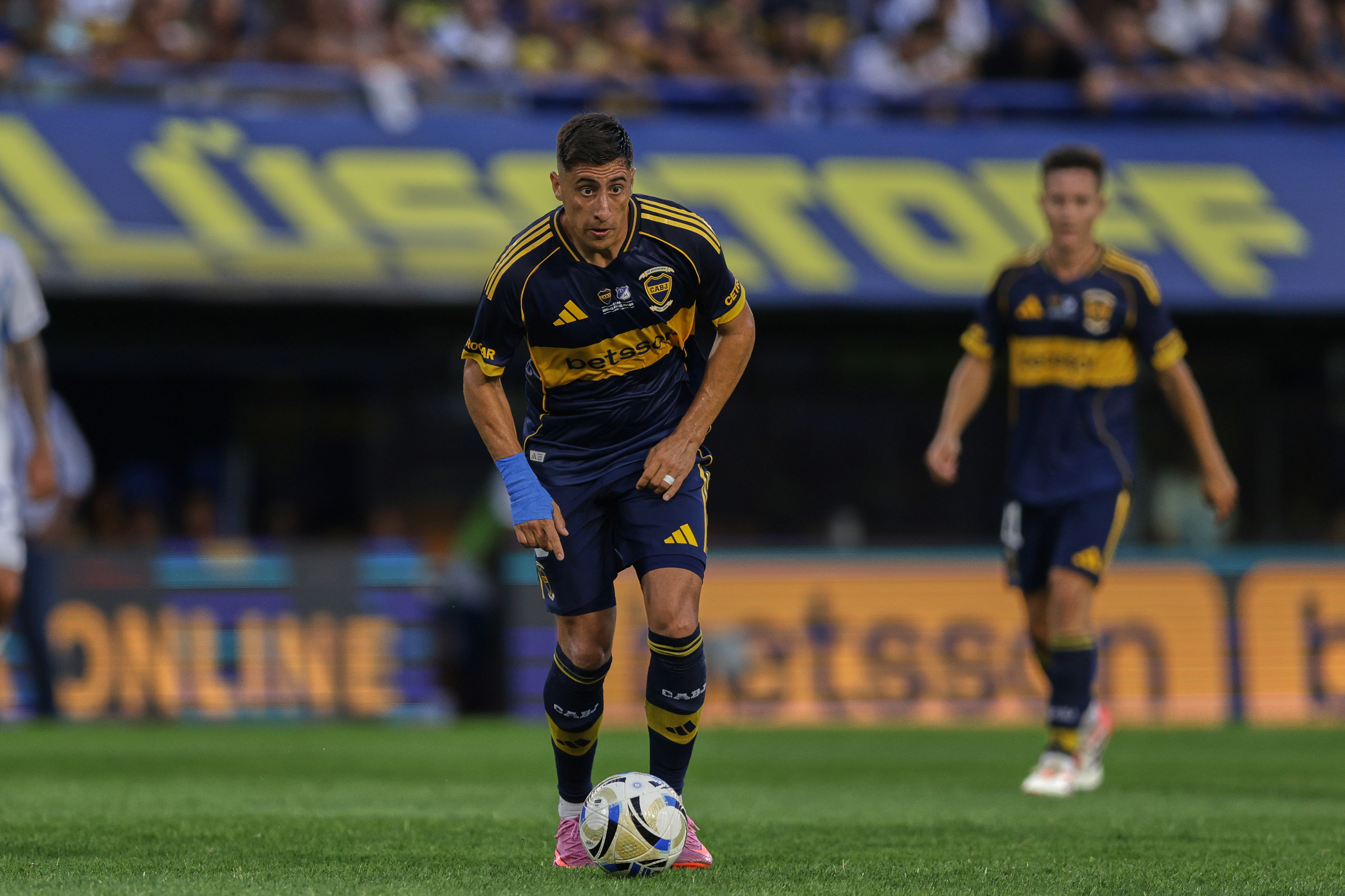 The Xeneize couldn't break the 0-0 tie at La Bombonera with a lackluster performance by its stars honoring the late coach Buenos Aires, Argentina – January 14, 2026: Miguel Merentiel controls a ball. In an emotionally...