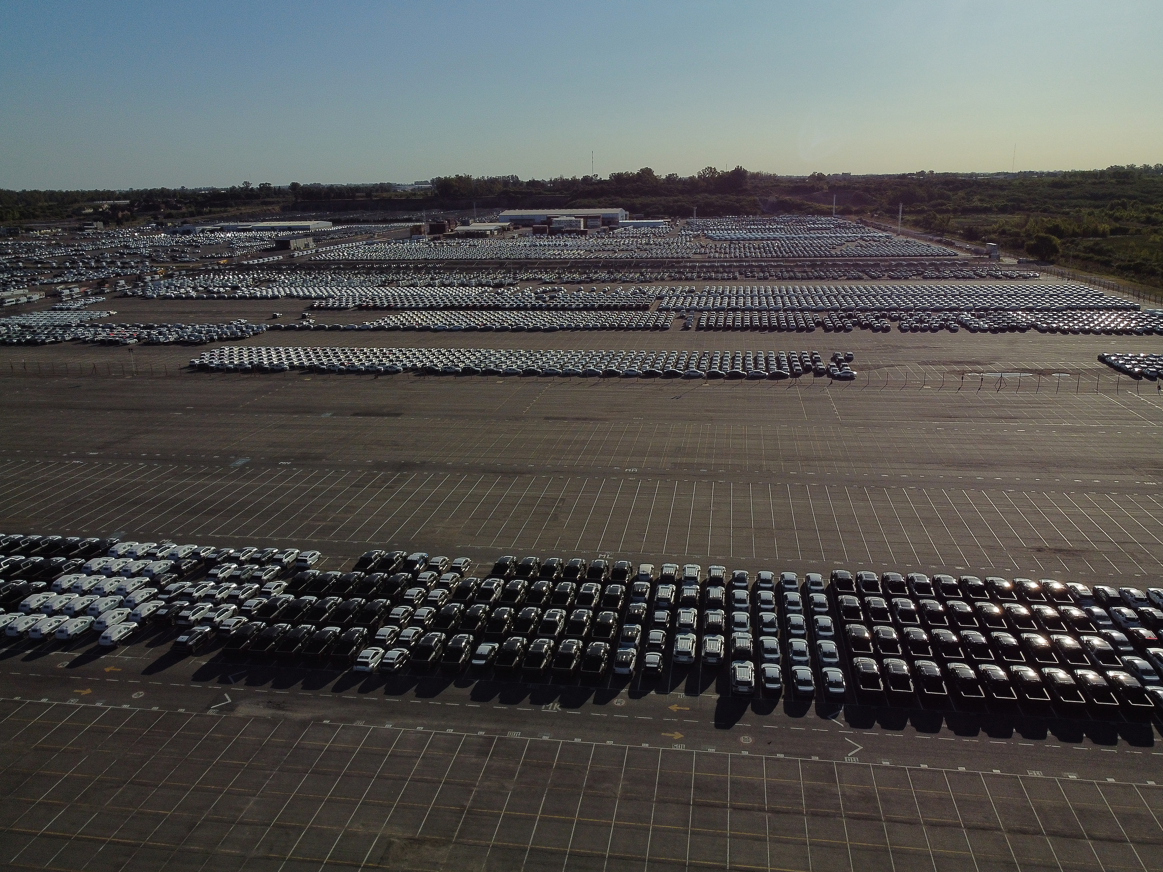 The record landing of 7,000 Chinese vehicles reignited the clash between the Government and opposition over the impact of imports Zárate, Argentina – January 20, 2026: Aereal view of the vessel BYD CHANGZHOU docked in Zárat...
