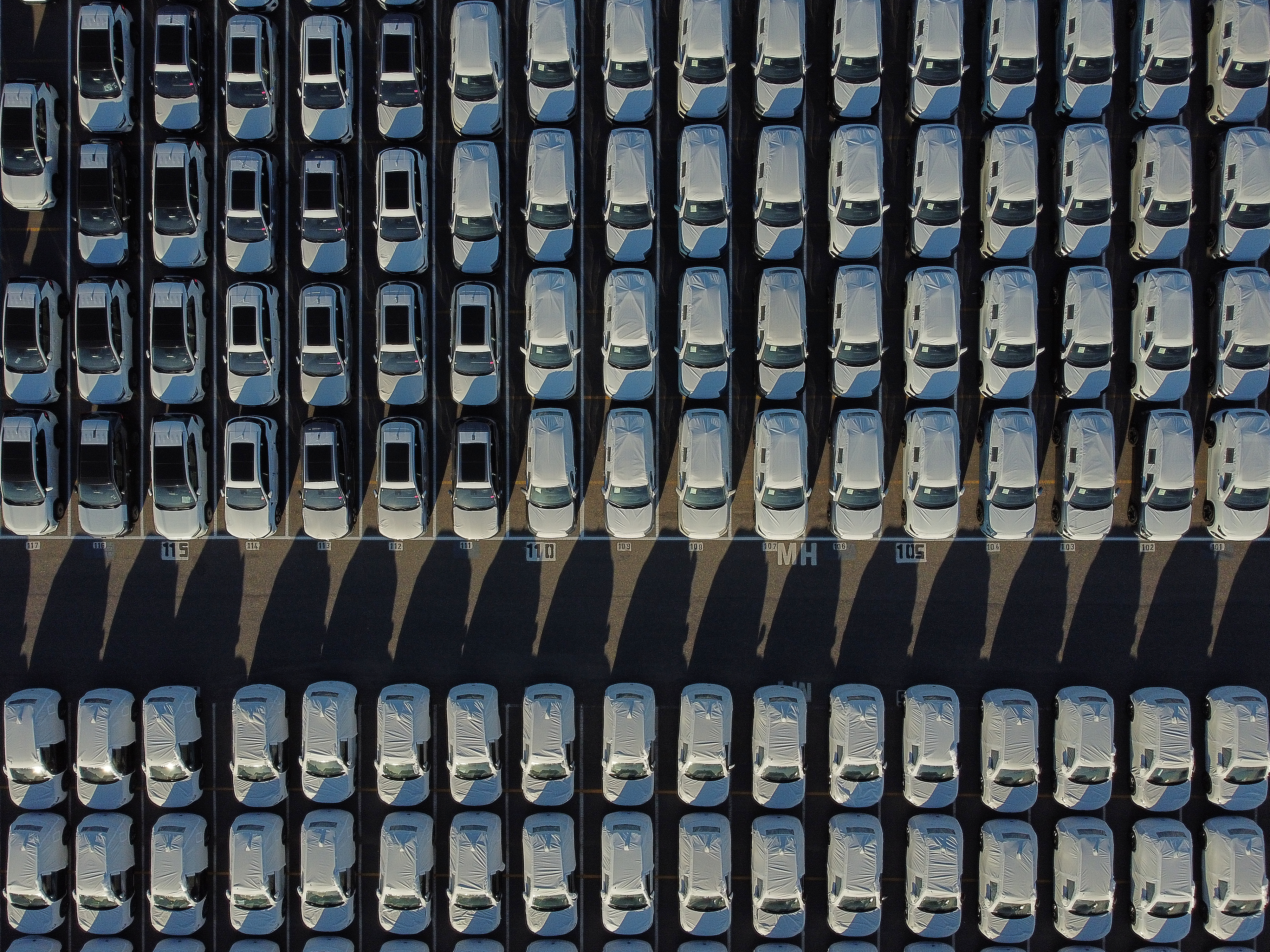The record landing of 7,000 Chinese vehicles reignited the clash between the Government and opposition over the impact of imports Zárate, Argentina – January 20, 2026: Aereal view of the vessel BYD CHANGZHOU docked in Zárat...