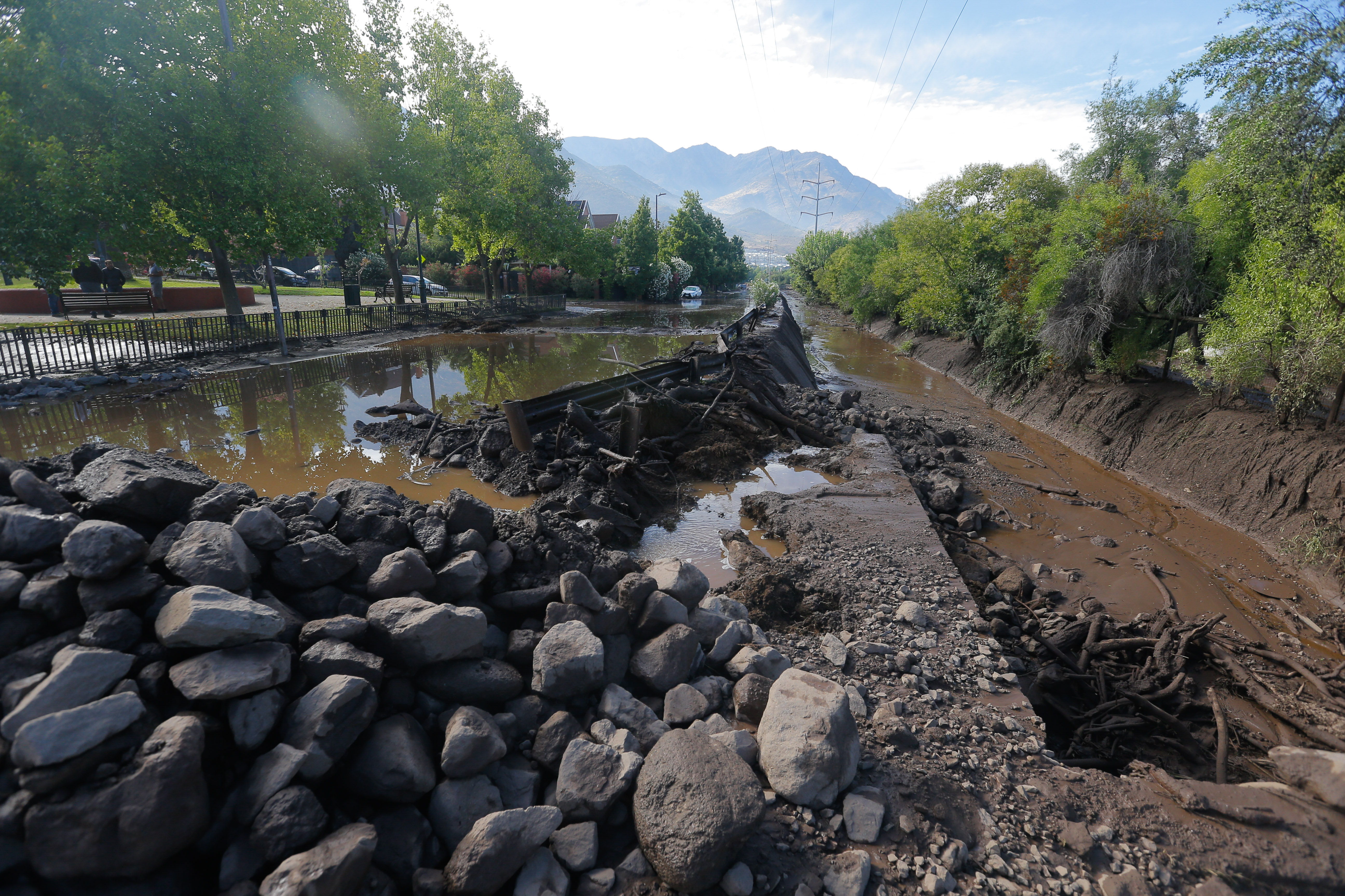 Santiago, 01 de Febrero de 2026Por las fuertes lluvias se activaron unas quebradas en sector la...