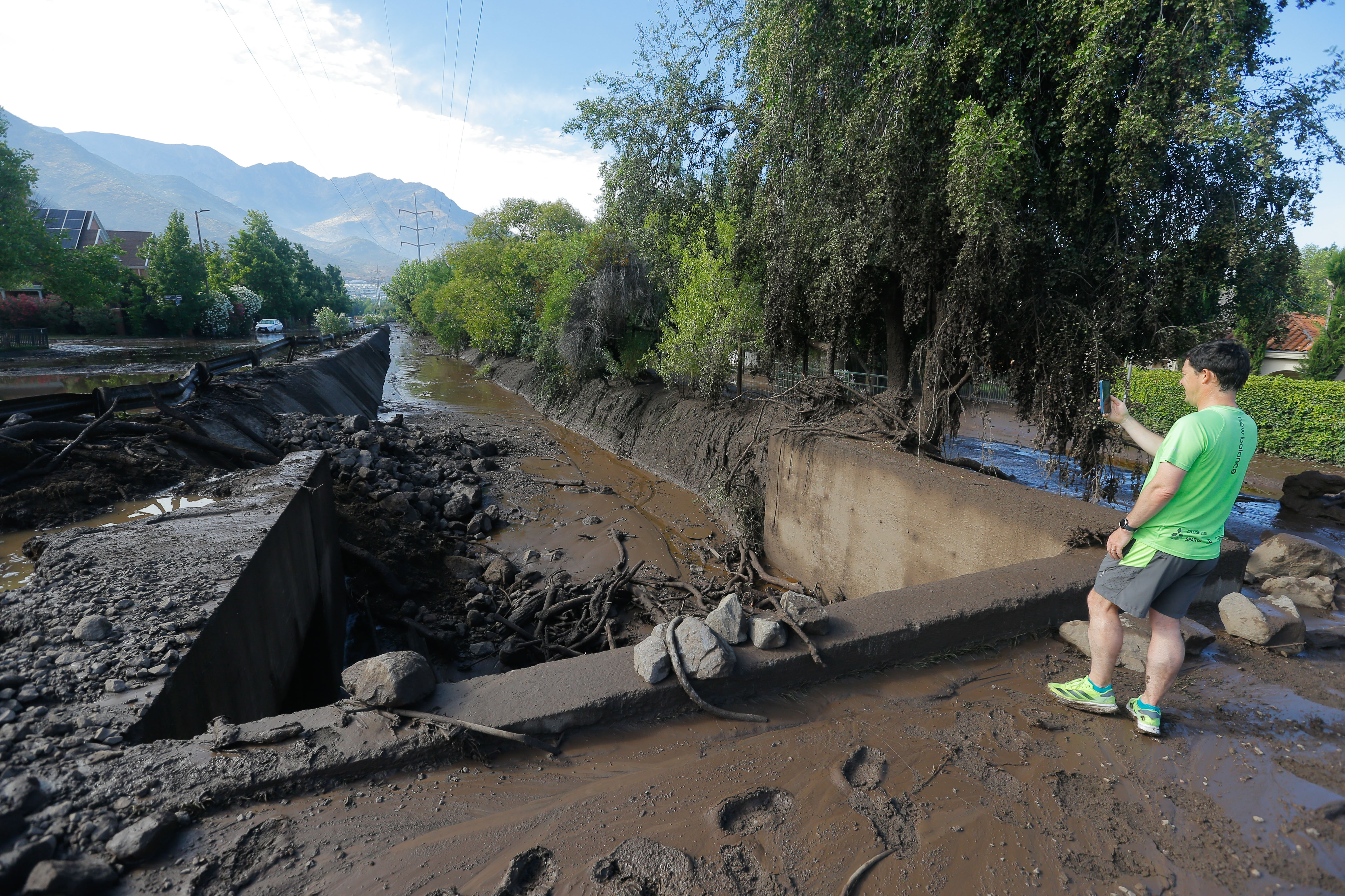 Fuertes lluvias anegan calles en las Condes 2026 Santiago, 01 de Febrero de 2026
Por las fuertes lluvias se activaron unas quebradas en sector la...
