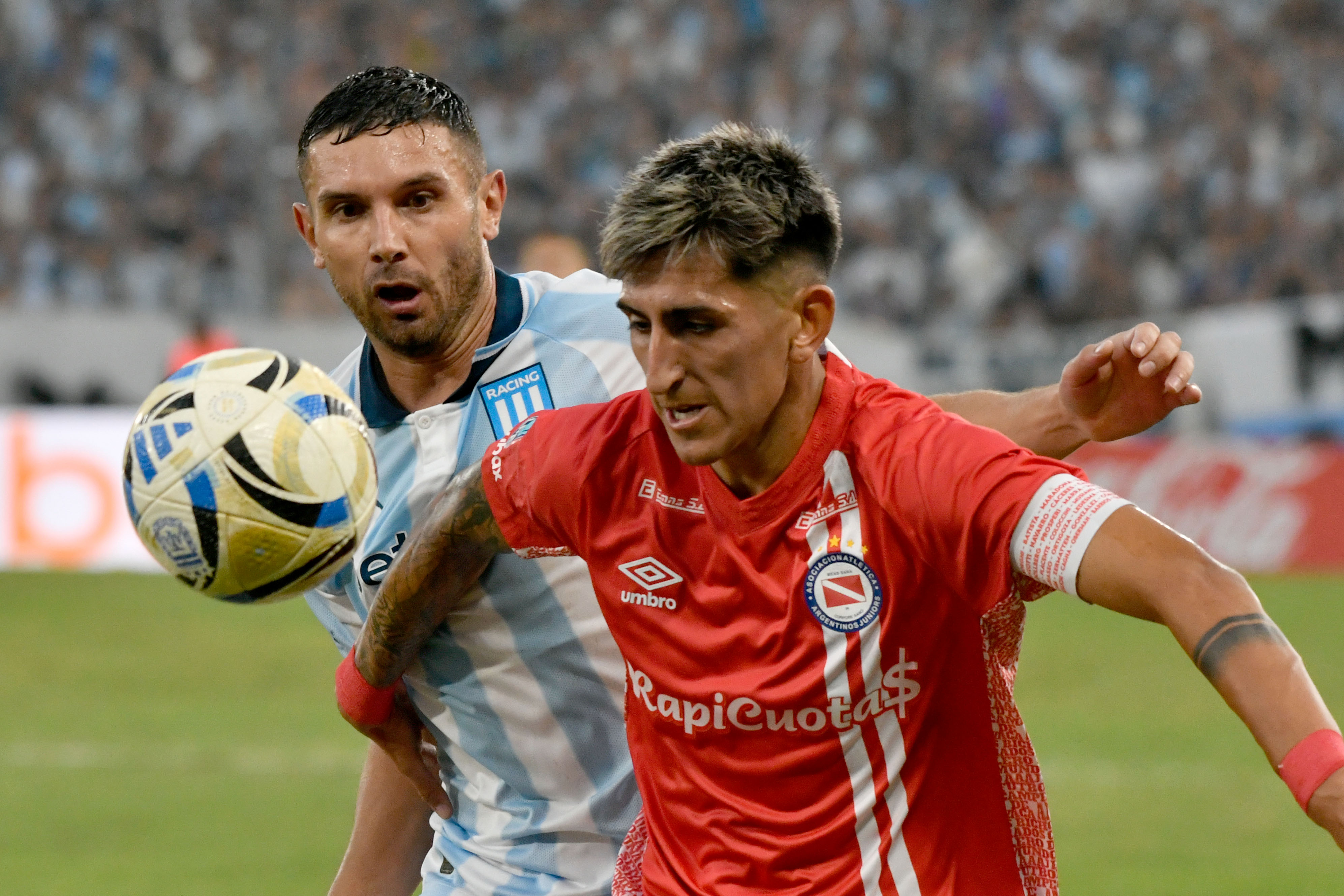 The "Academia" defeated the "Bicho" 2-1 with goals from Conechny and Solari on a night marked by Marcos Rojo's return Avellaneda, Argentina – February 7, 2026: Alan Lescano (R) from Argentinos Juniors wins a ball ...