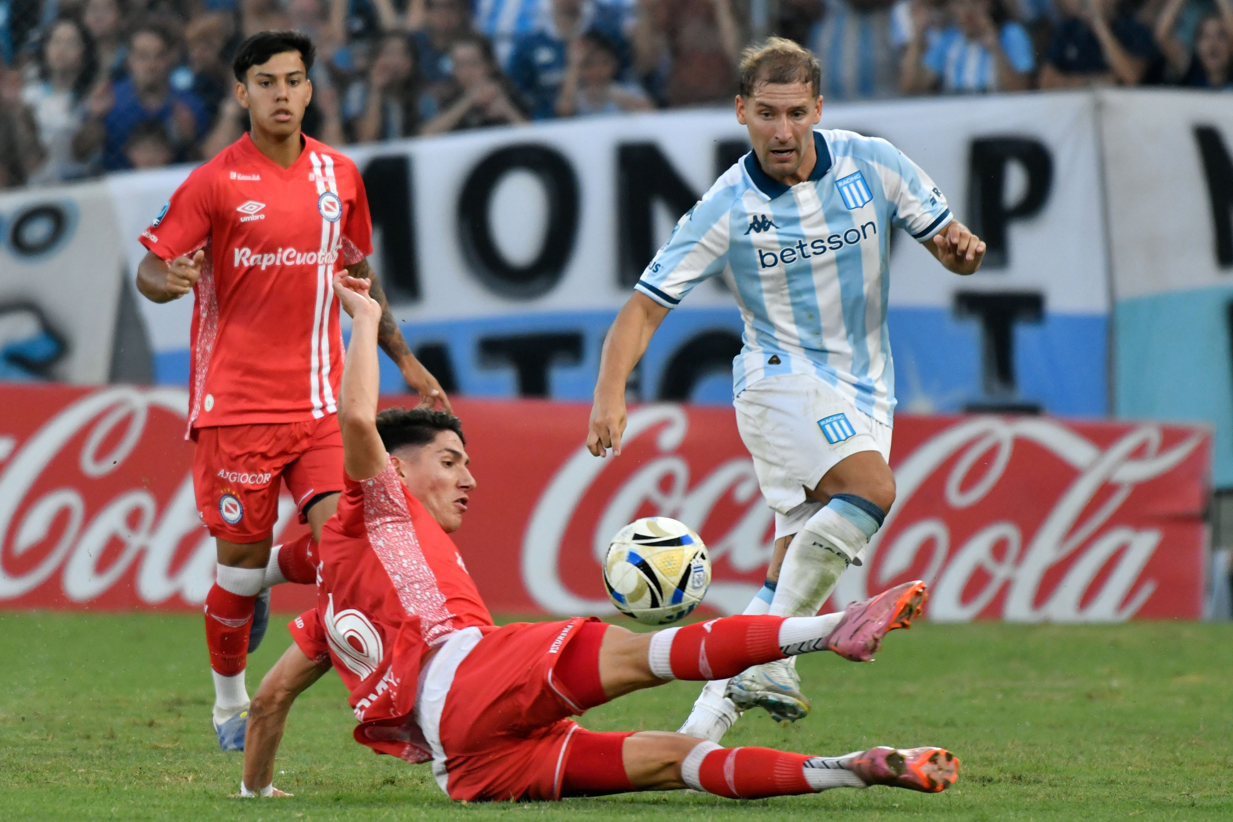The "Academia" defeated the "Bicho" 2-1 with goals from Conechny and Solari on a night marked by Marcos Rojo's return Avellaneda, Argentina – February 7, 2026: Francisco Álvarez (Below) slides to win a ball from ...
