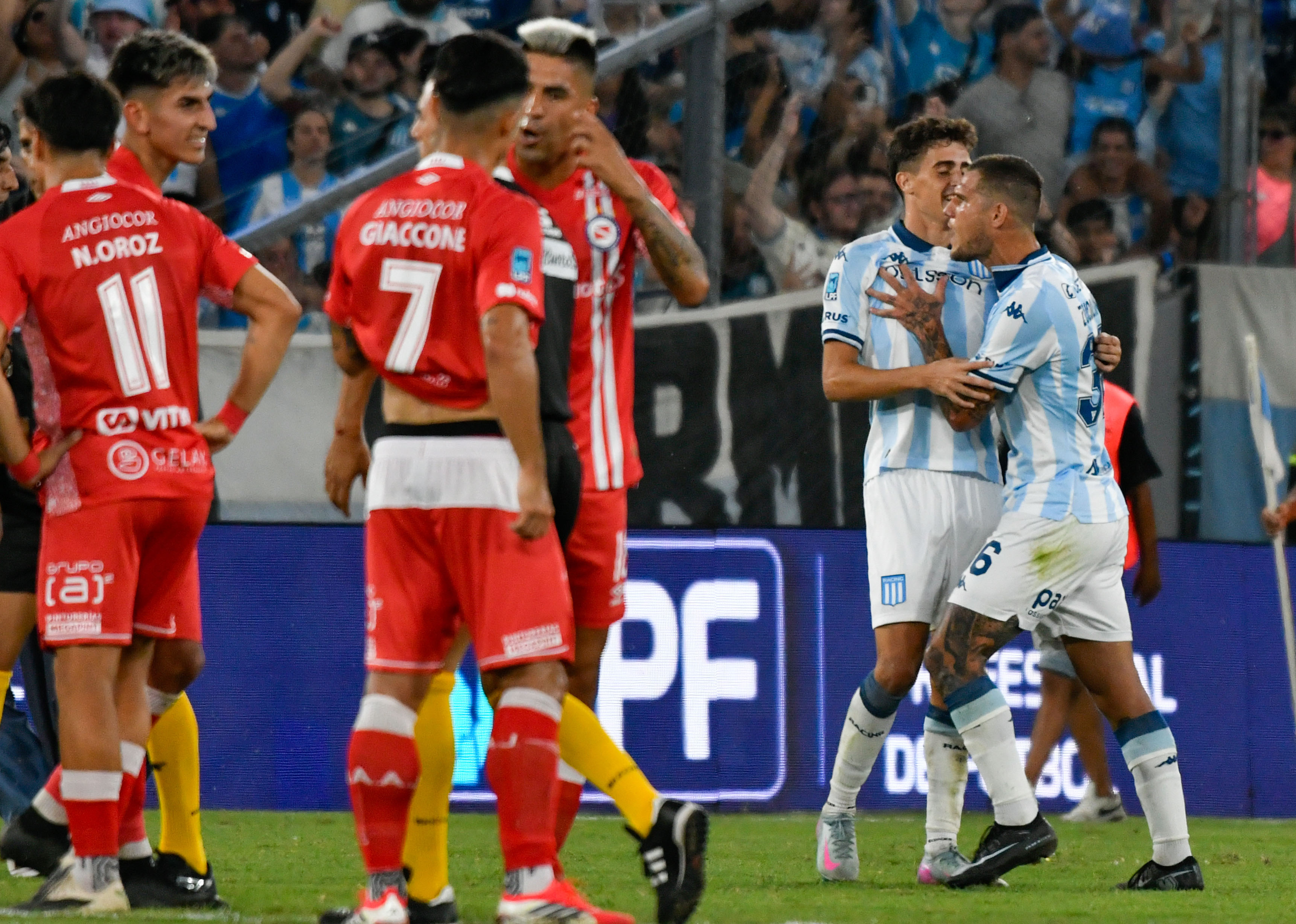 The "Academia" defeated the "Bicho" 2-1 with goals from Conechny and Solari on a night marked by Marcos Rojo's return Avellaneda, Argentina – February 7, 2026: Racing Club defeated Argentinos Juniors 2-1 at the Ci...