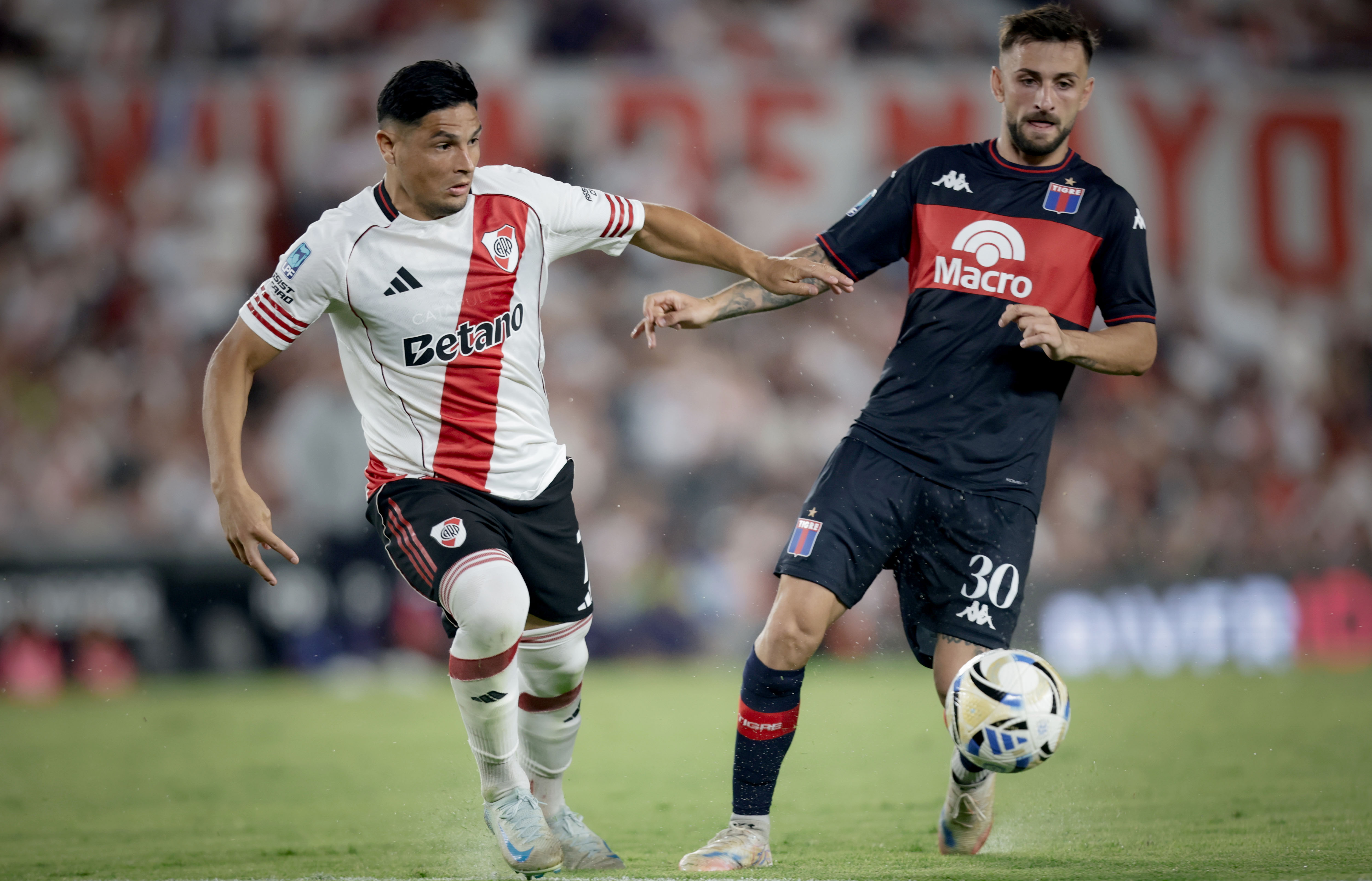 The "Matador" won 4-0 with a brace from Russo and goals by Serrago and Romero on a forgettable afternoon for Gallardo's side Buenos Aires, Argentina – February 8, 2026: Maximiliano Salas of River (L) fights for a ball ag...