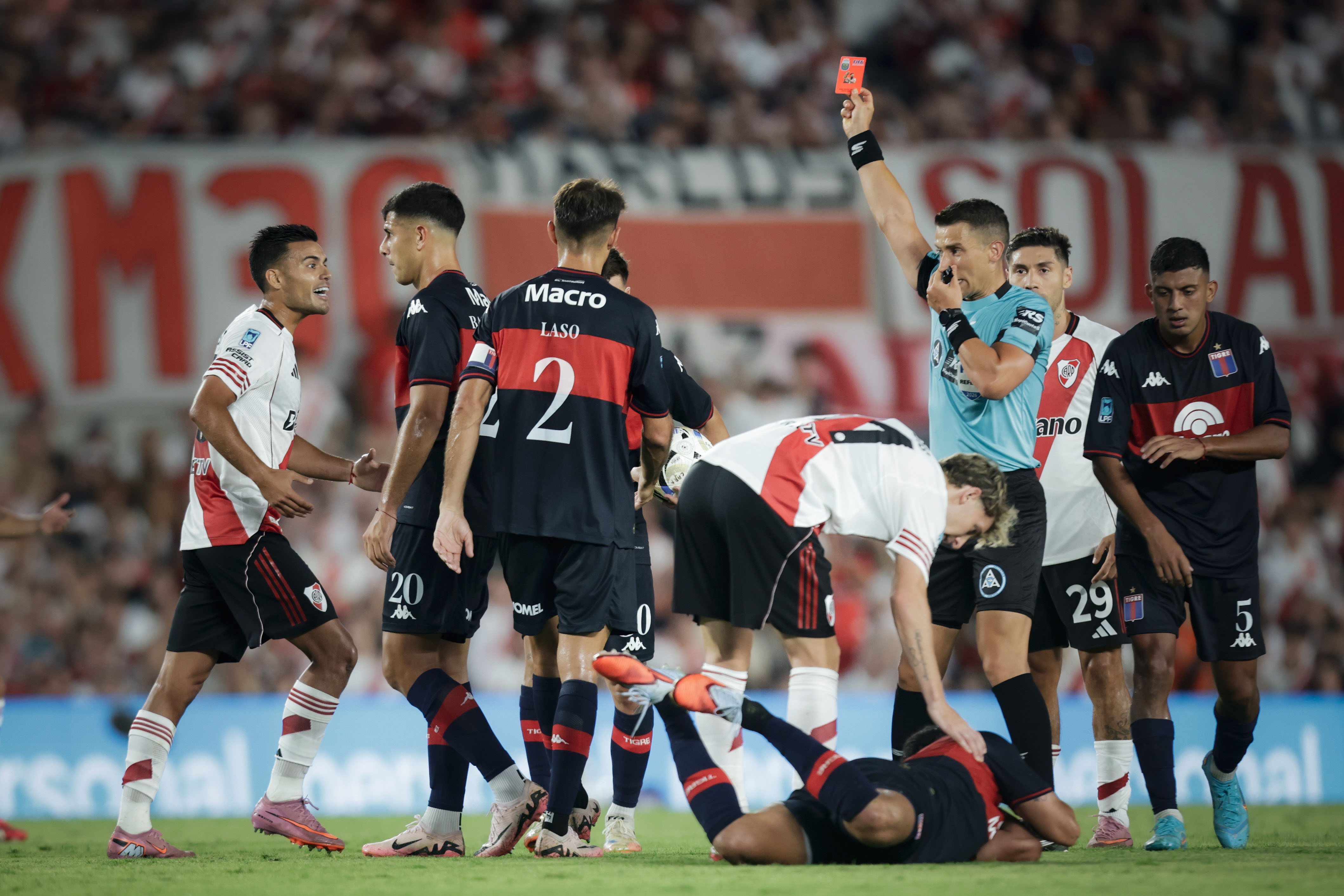 The "Matador" won 4-0 with a brace from Russo and goals by Serrago and Romero on a forgettable afternoon for Gallardo's side Buenos Aires, Argentina – February 8, 2026: Expulsion of Fausto Vera from river. Tigre stunned ...