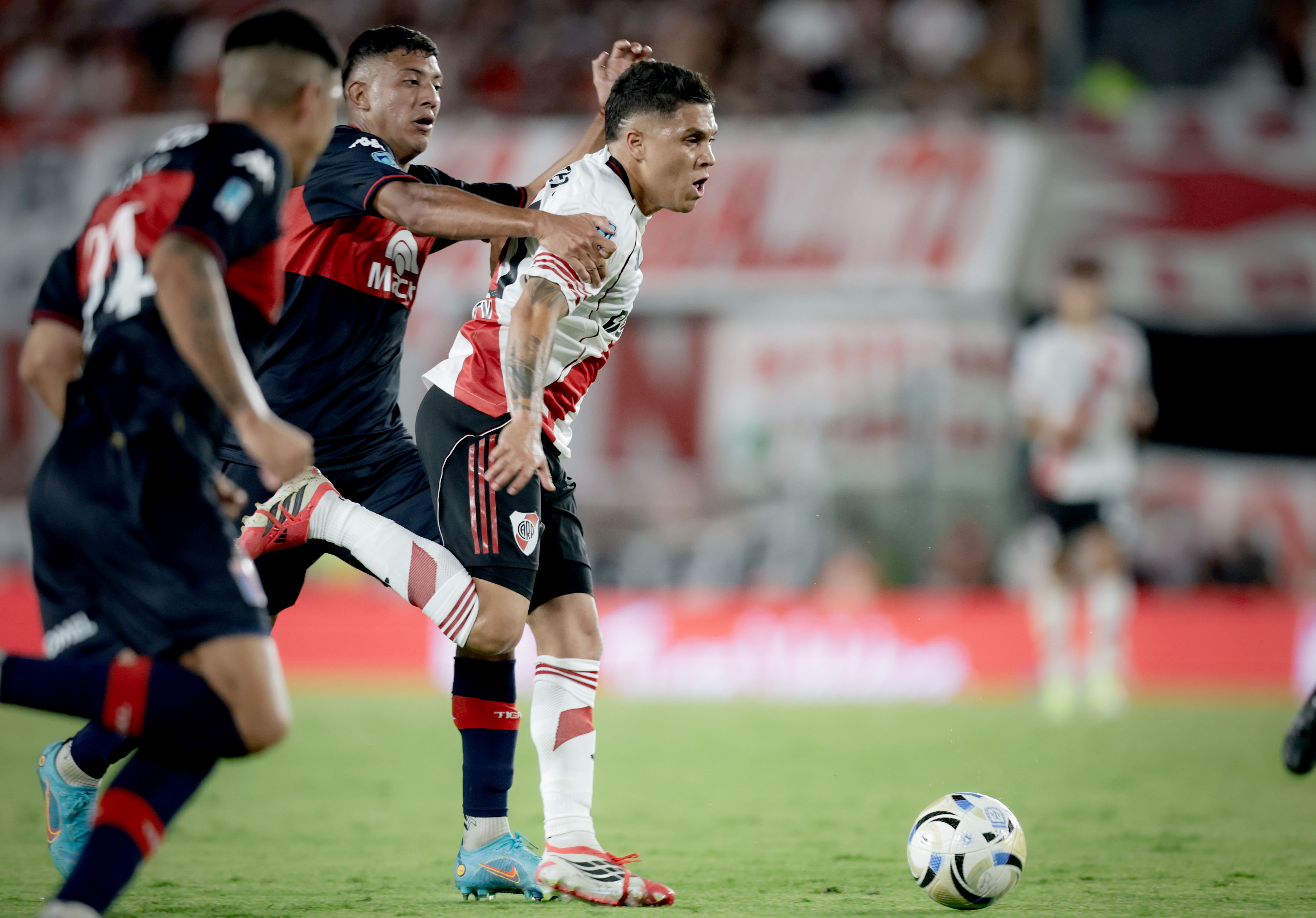 The "Matador" won 4-0 with a brace from Russo and goals by Serrago and Romero on a forgettable afternoon for Gallardo's side Buenos Aires, Argentina – February 8, 2026: Juan Fernando Quintero of river plate wins a ball t...