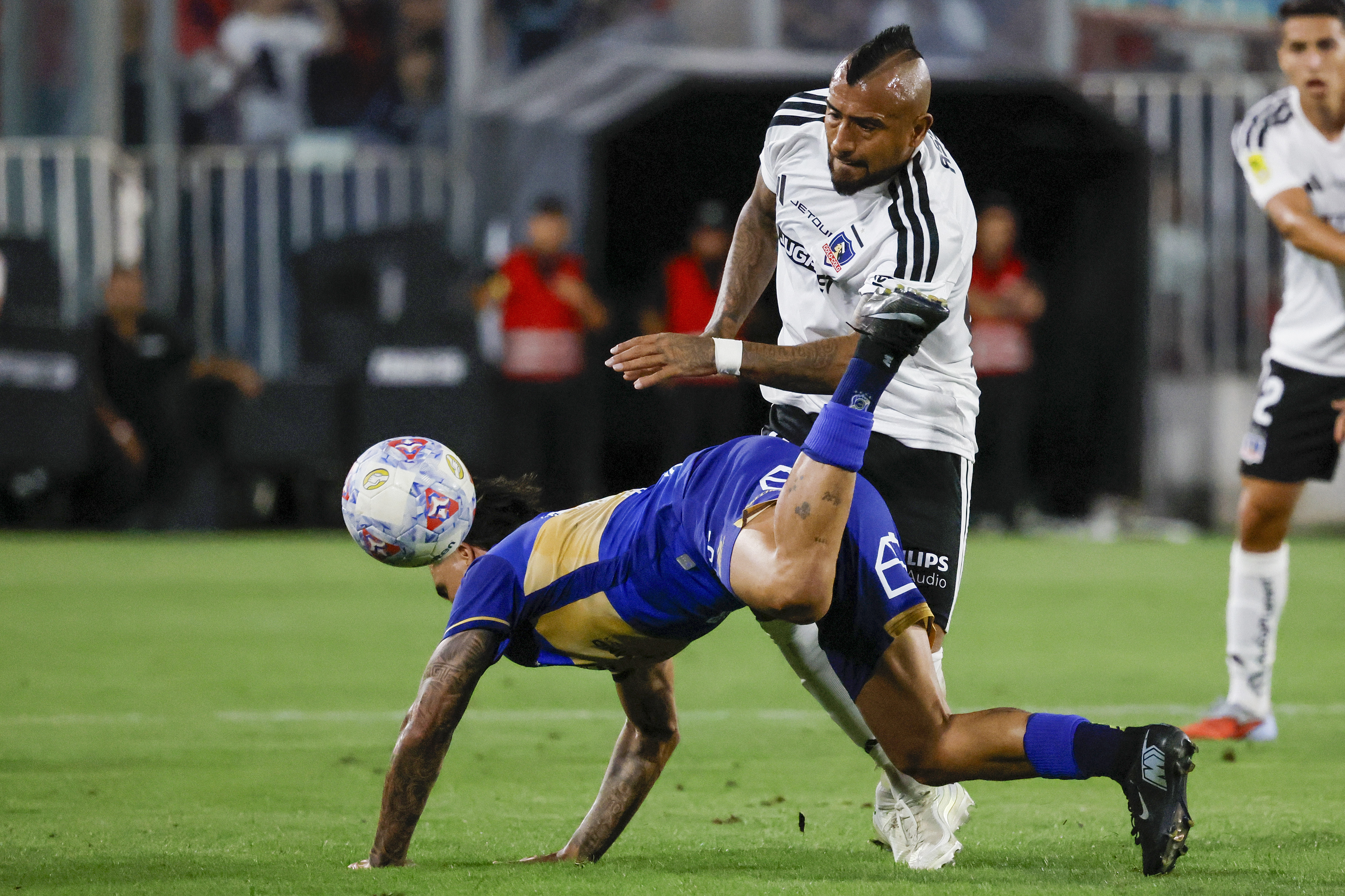 The "Cacique" earned its first three points after a 2-0 win with goals from Javier Correa and Carlos Palacios in Macul Santiago, Chile – February 8, 2026: Colo Colo’s player Arturo Vidal (R) vies for the ball aga...