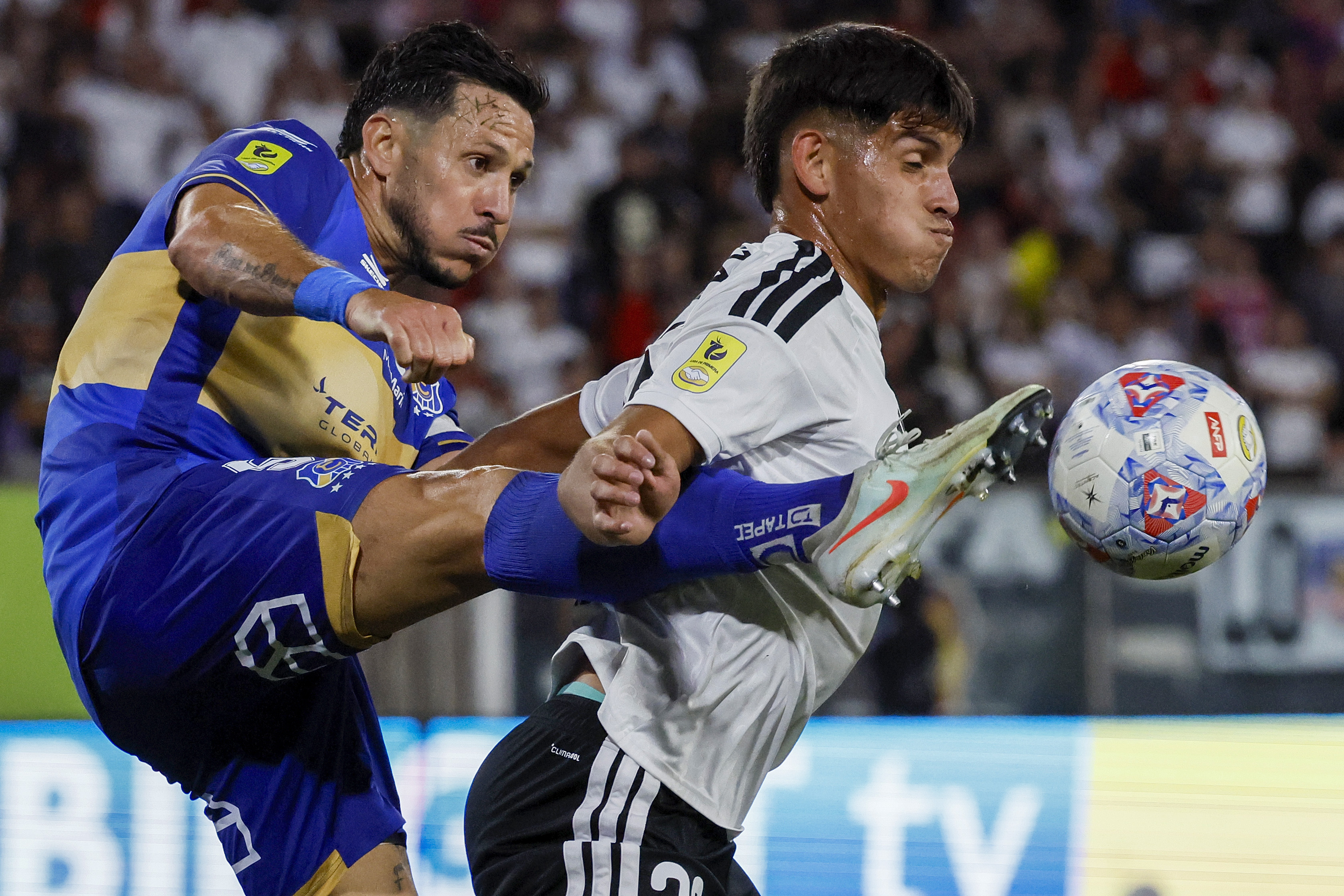 Santiago, Chile – February 8, 2026: Colo Colo’s player Yastin Cuevas (R), vies for the ball a...