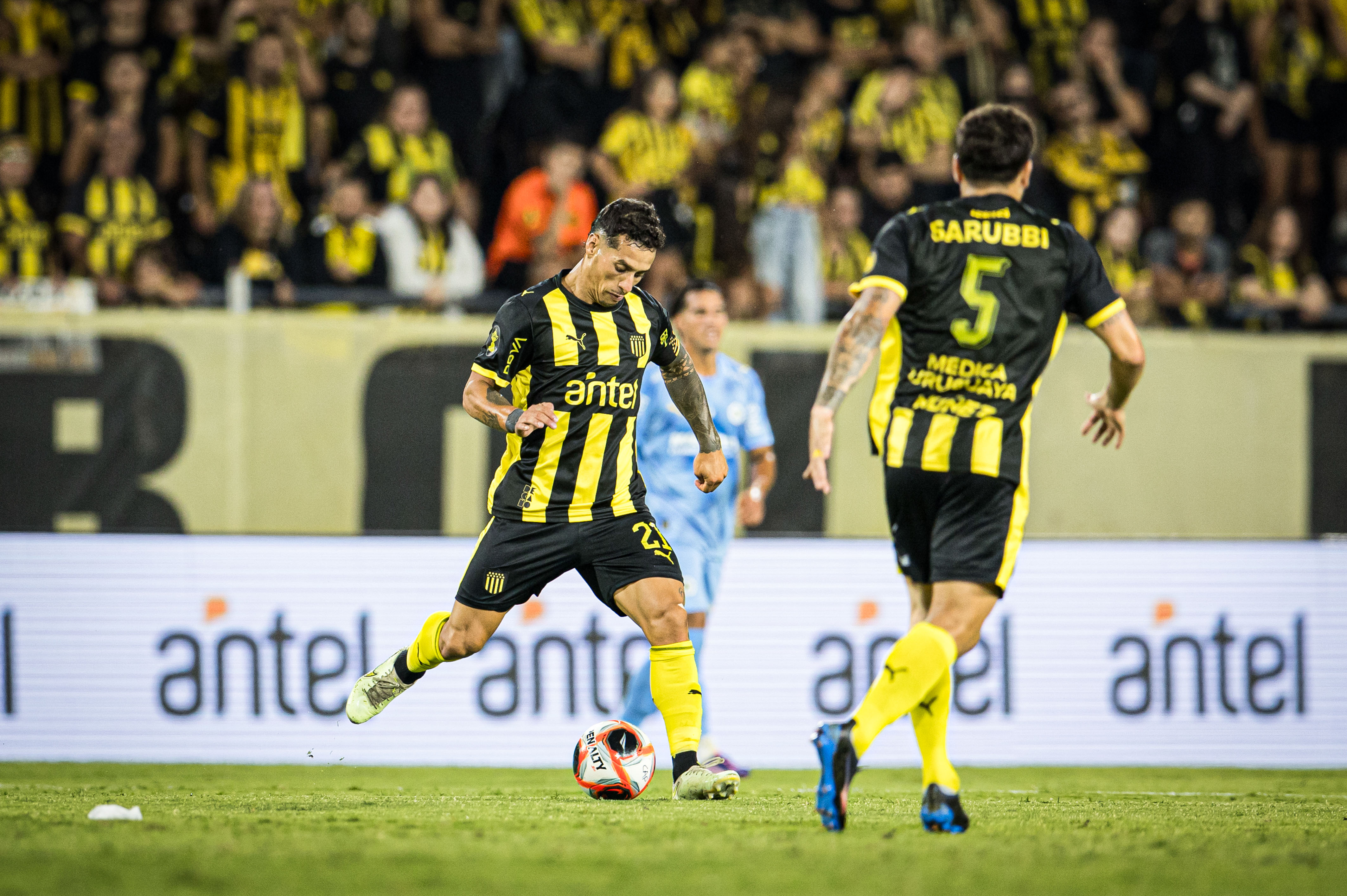 The "Carbonero" won 3-0 at the Campeón del Siglo Stadium with a late goal by Leonardo Fernández at the start of the Uruguayan tournament Montevideo, Uruguay – February 7, 2026: Jesús Emiliano Trindade Flores of Peñarol kick a ball...