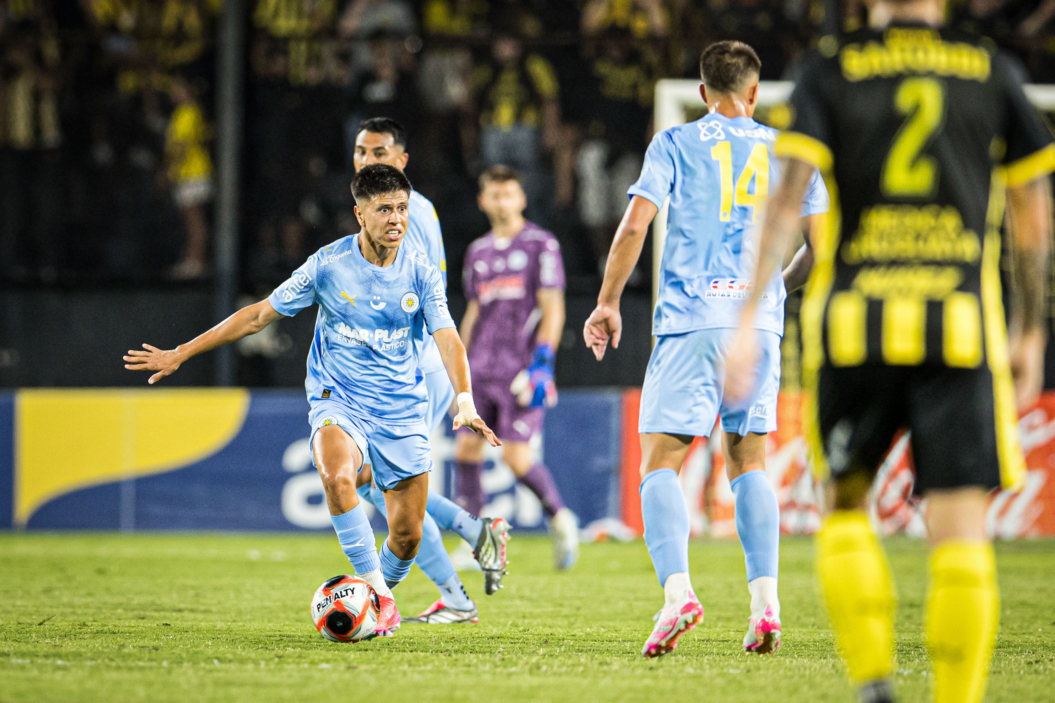 The "Carbonero" won 3-0 at the Campeón del Siglo Stadium with a late goal by Leonardo Fernández at the start of the Uruguayan tournament Montevideo, Uruguay – February 7, 2026: Peñarol defeated Montevideo City Torque 3-1 in the fir...