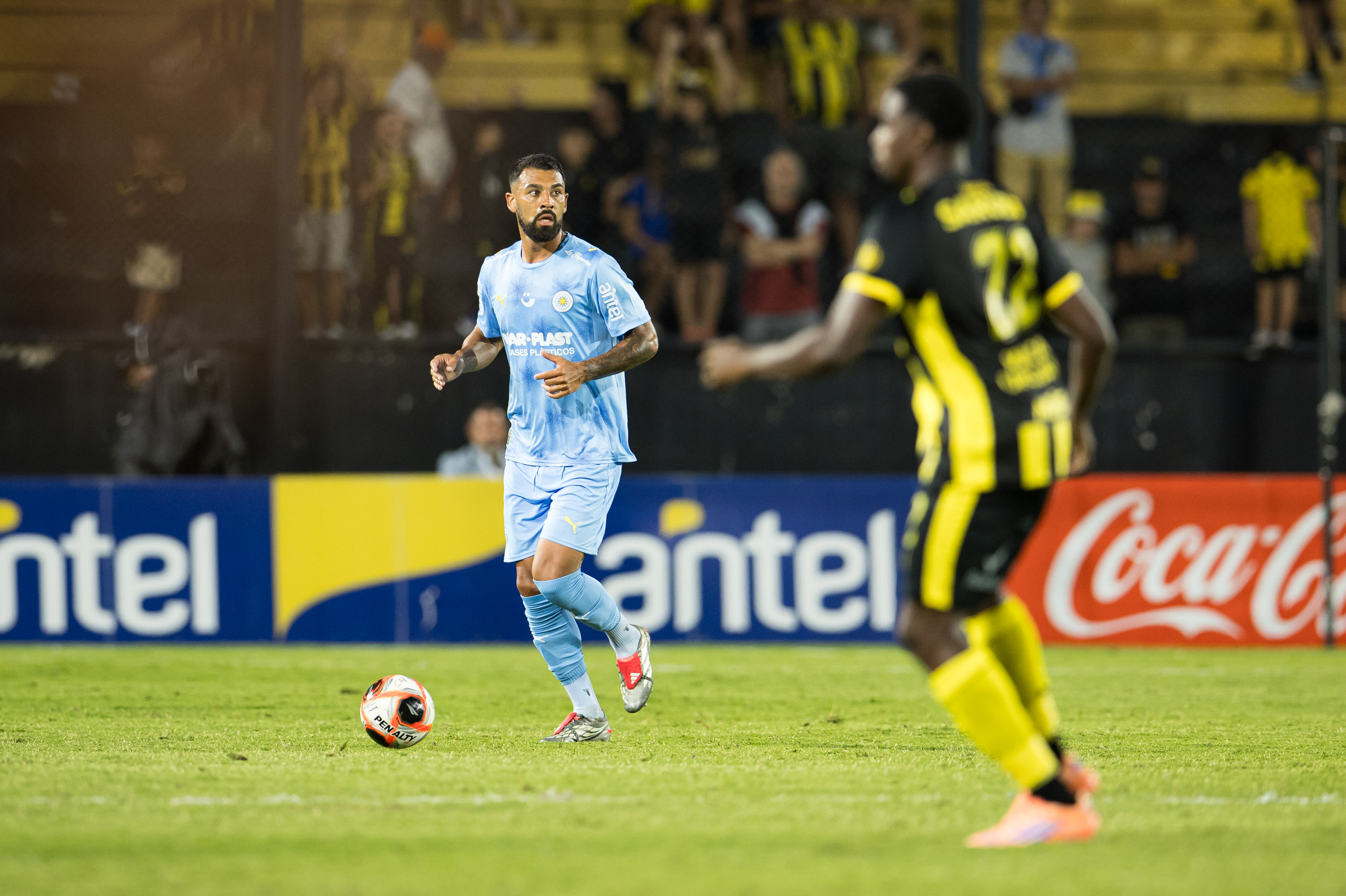 The "Carbonero" won 3-0 at the Campeón del Siglo Stadium with a late goal by Leonardo Fernández at the start of the Uruguayan tournament Montevideo, Uruguay – February 7, 2026: Peñarol defeated Montevideo City Torque 3-1 in the fir...