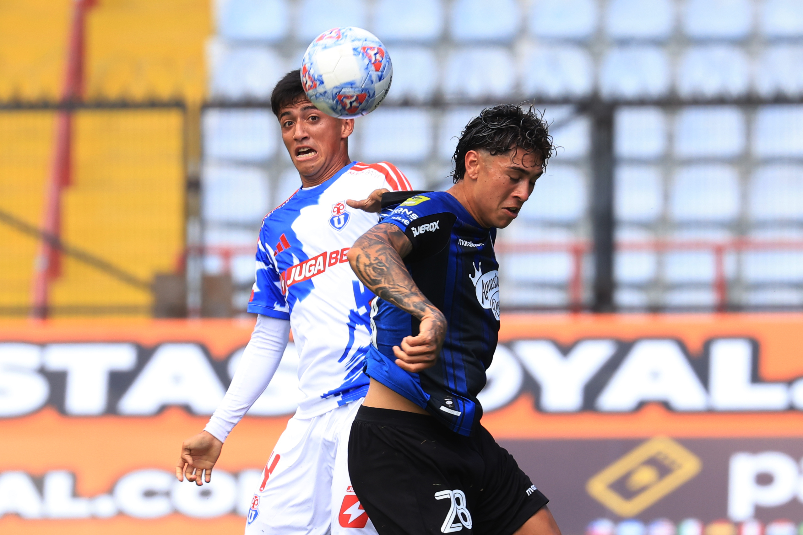 The "Blues" couldn't hold Eduardo Vargas's early lead and suffered their second consecutive defeat in the local tournament Talcahuano, Chile – February 8, 2026: Huachipato Maximiliano Gutierrez player, right, play the ...