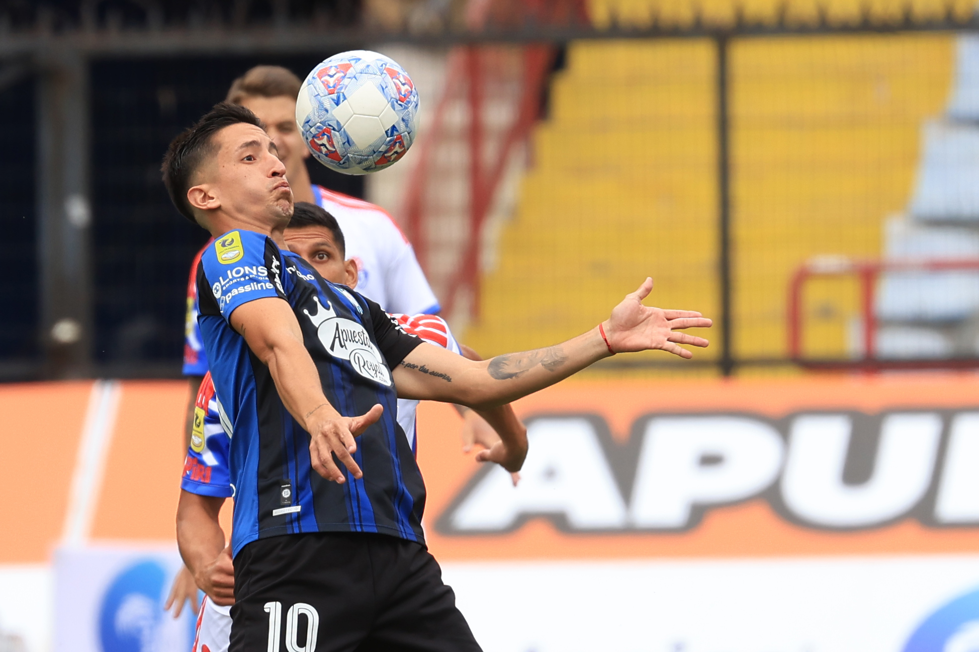 The "Blues" couldn't hold Eduardo Vargas's early lead and suffered their second consecutive defeat in the local tournament Talcahuano, Chile – February 8, 2026: Huachipato Martin Canete player, center, play the ball ag...
