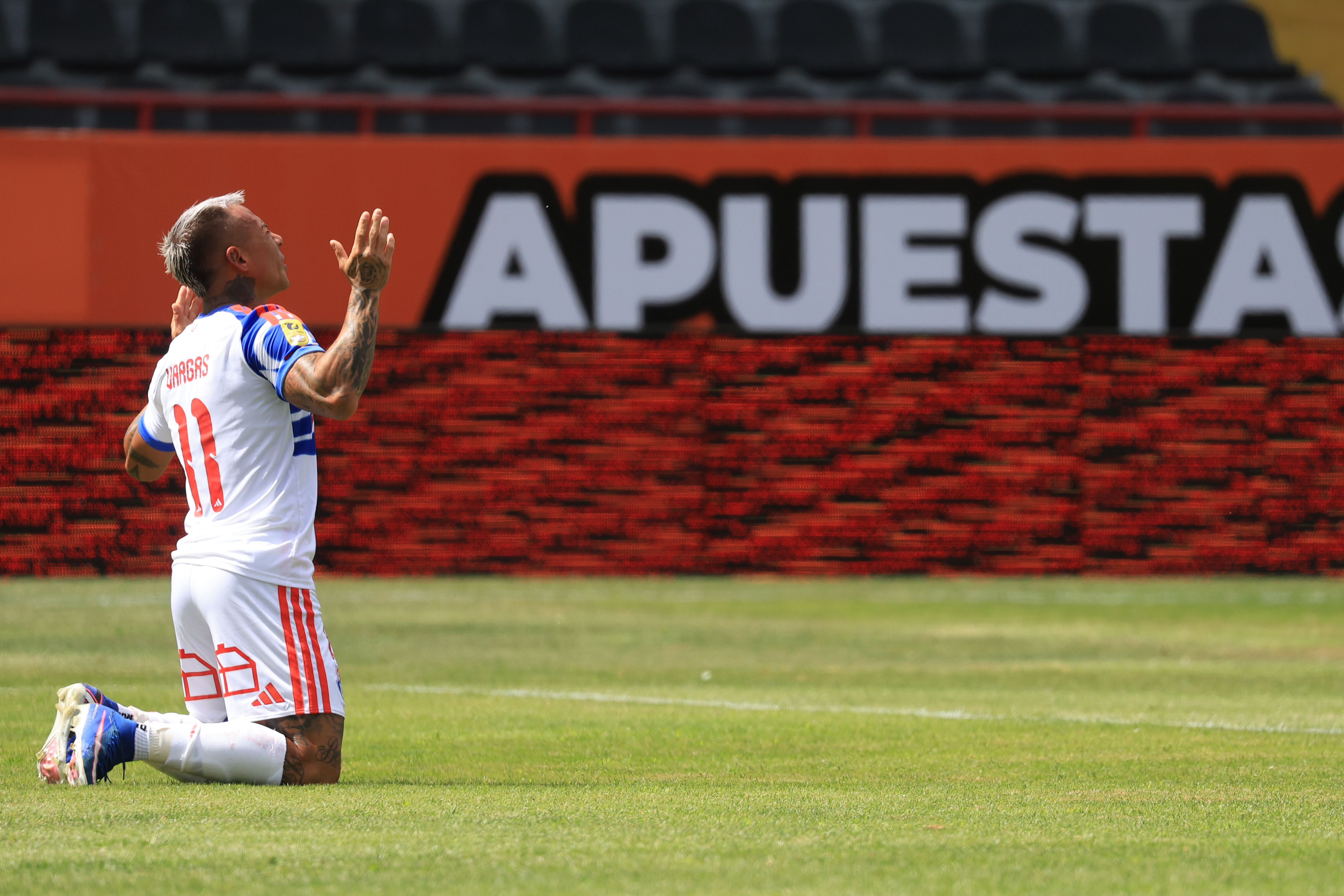 The "Blues" couldn't hold Eduardo Vargas's early lead and suffered their second consecutive defeat in the local tournament Talcahuano, Chile – February 8, 2026: Universidad de Chile player Eduardo Vargas, center, celeb...