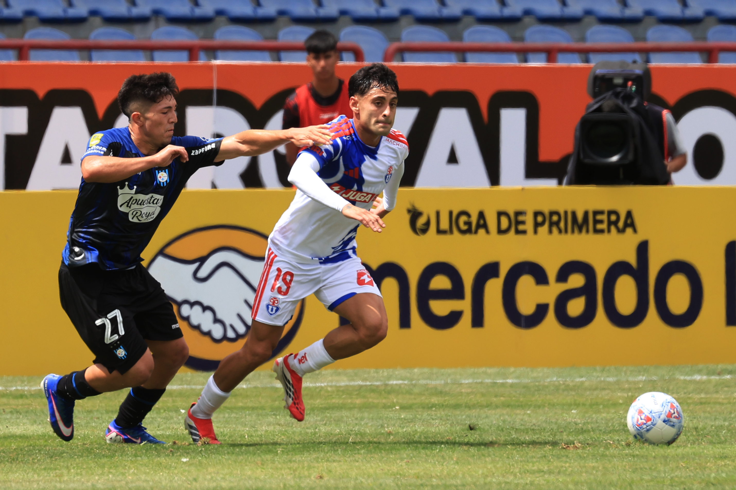The "Blues" couldn't hold Eduardo Vargas's early lead and suffered their second consecutive defeat in the local tournament Talcahuano, Chile – February 8, 2026: Universidad de Chile Javier Altamirano player, right, pla...