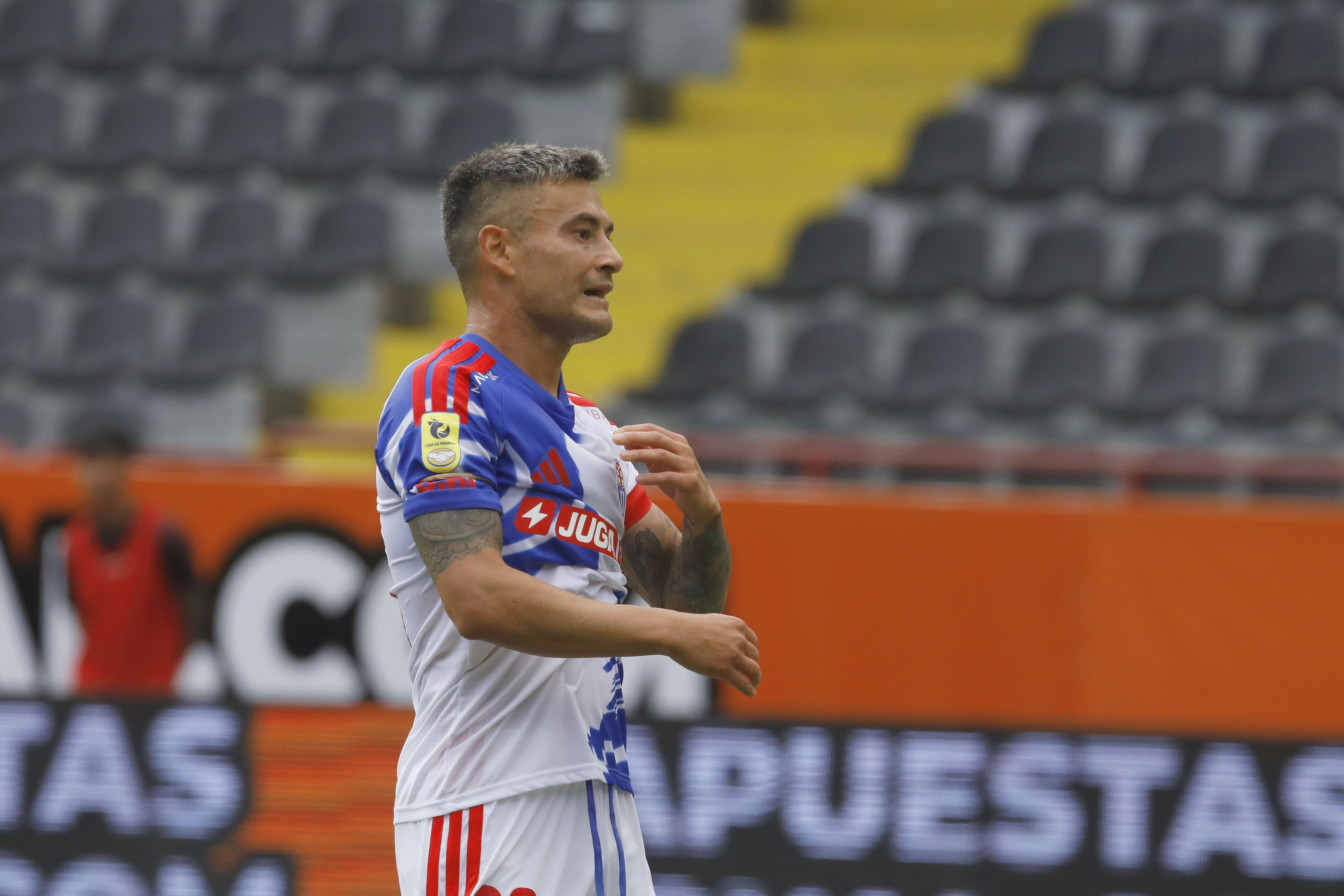 The "Blues" couldn't hold Eduardo Vargas's early lead and suffered their second consecutive defeat in the local tournament Talcahuano, Chile – February 8, 2026: Universidad de Chile player Charles Aranguiz during the f...