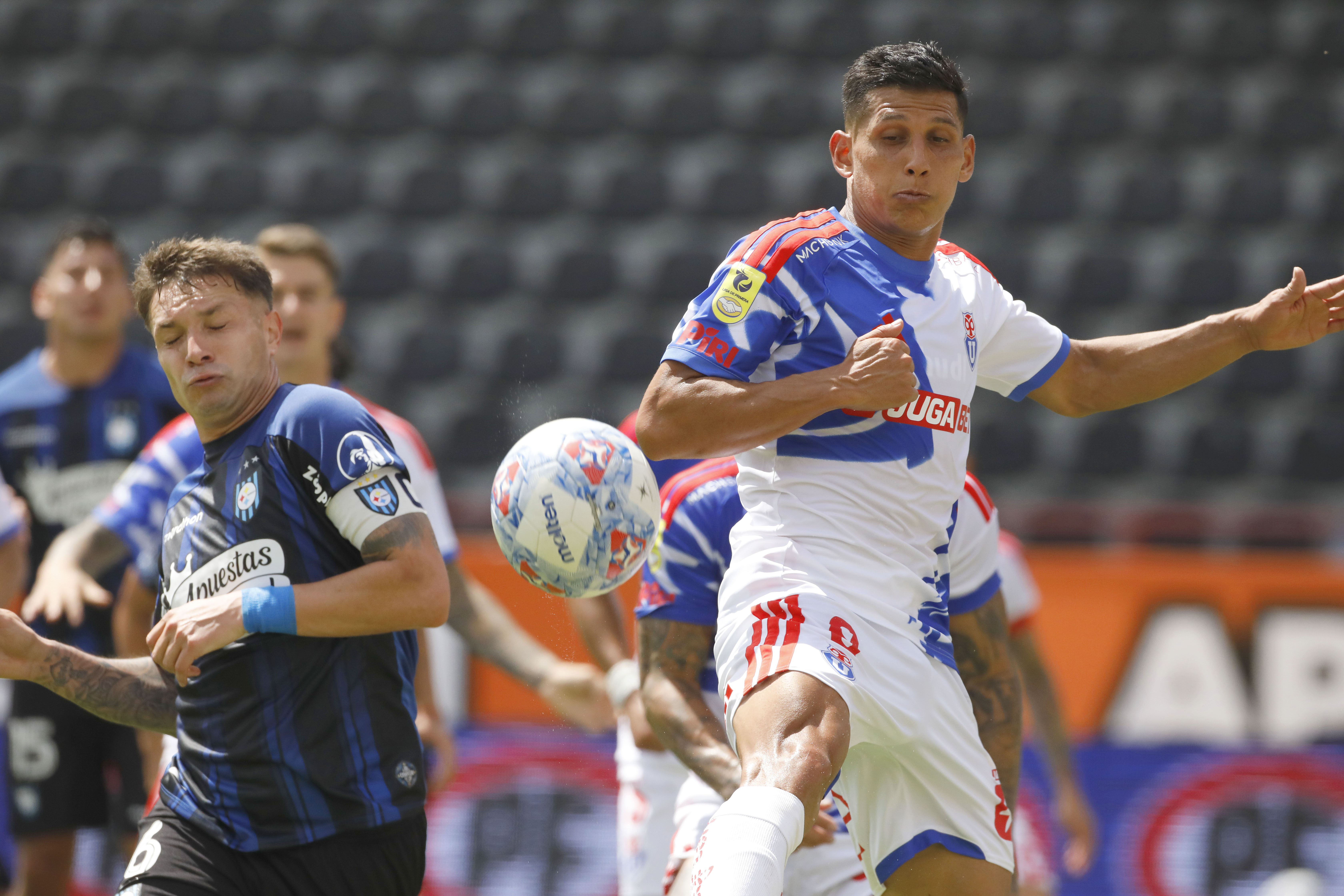 The "Blues" couldn't hold Eduardo Vargas's early lead and suffered their second consecutive defeat in the local tournament Talcahuano, Chile – February 8, 2026: Huachipato player Claudio Sepulveda, left right center, b...