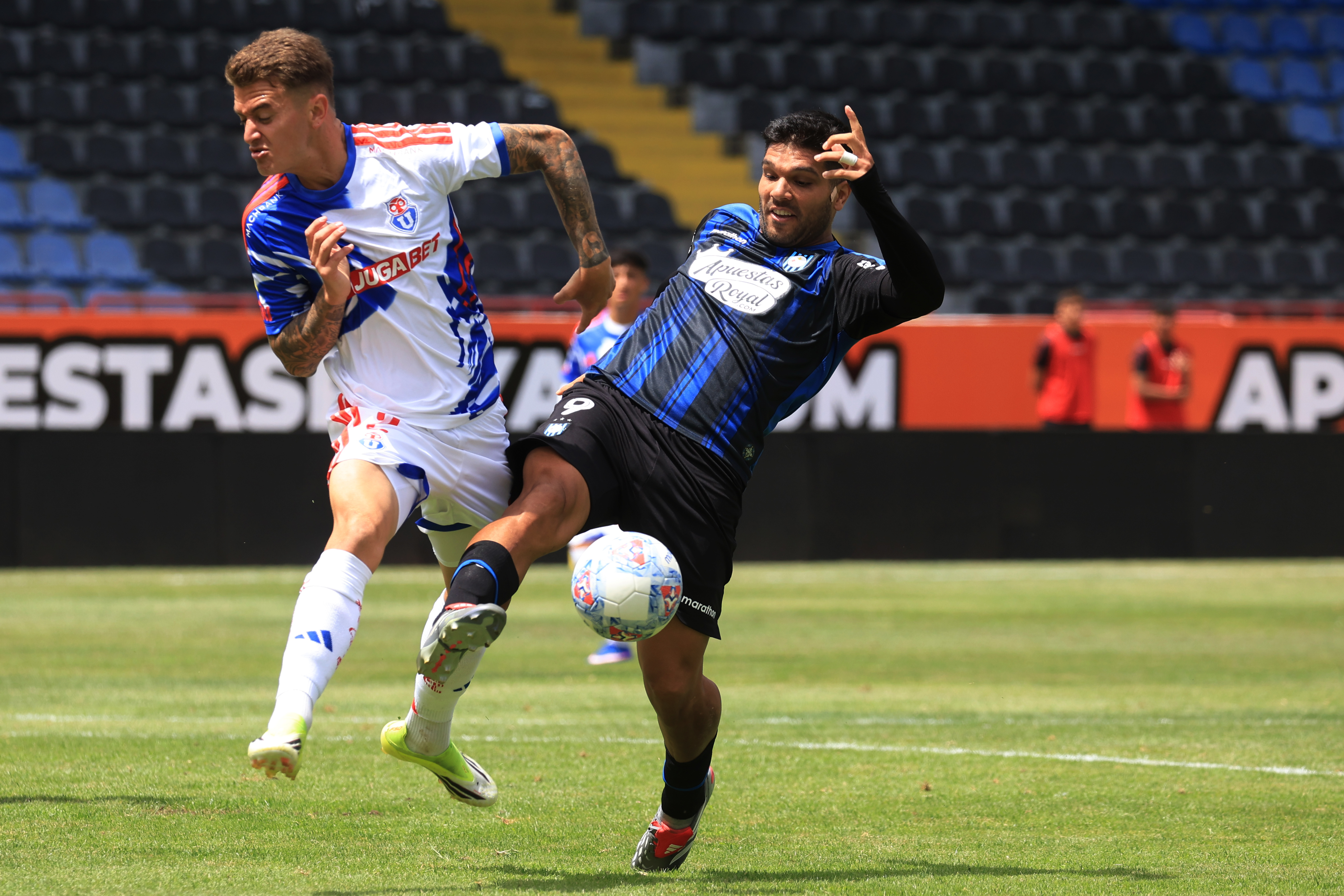 The "Blues" couldn't hold Eduardo Vargas's early lead and suffered their second consecutive defeat in the local tournament Talcahuano, Chile – February 8, 2026: Huachipato Leandro Fernandez player, right, play the ball...