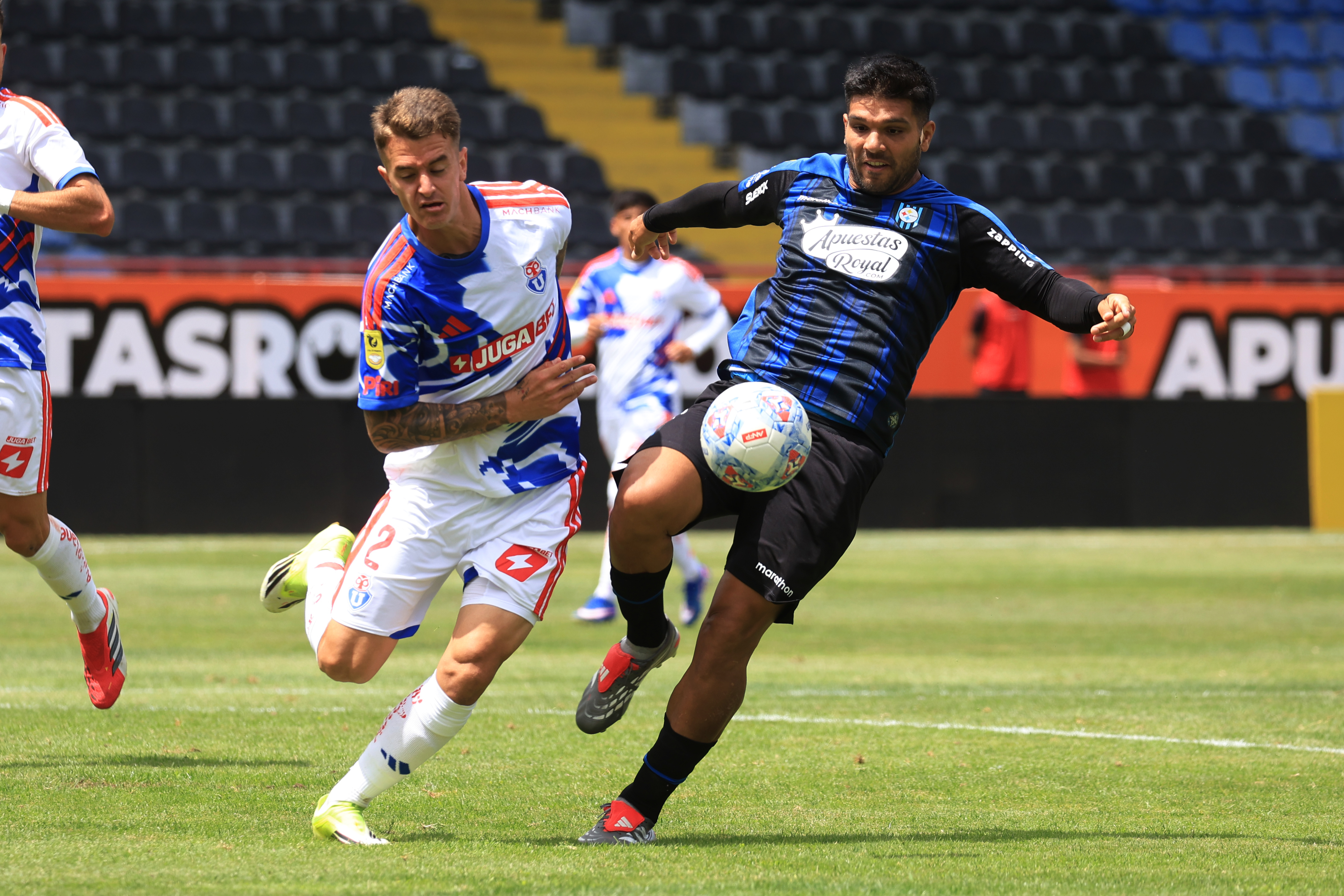 The "Blues" couldn't hold Eduardo Vargas's early lead and suffered their second consecutive defeat in the local tournament Talcahuano, Chile – February 8, 2026: Huachipato Leandro Fernandez player, right, play the ball...