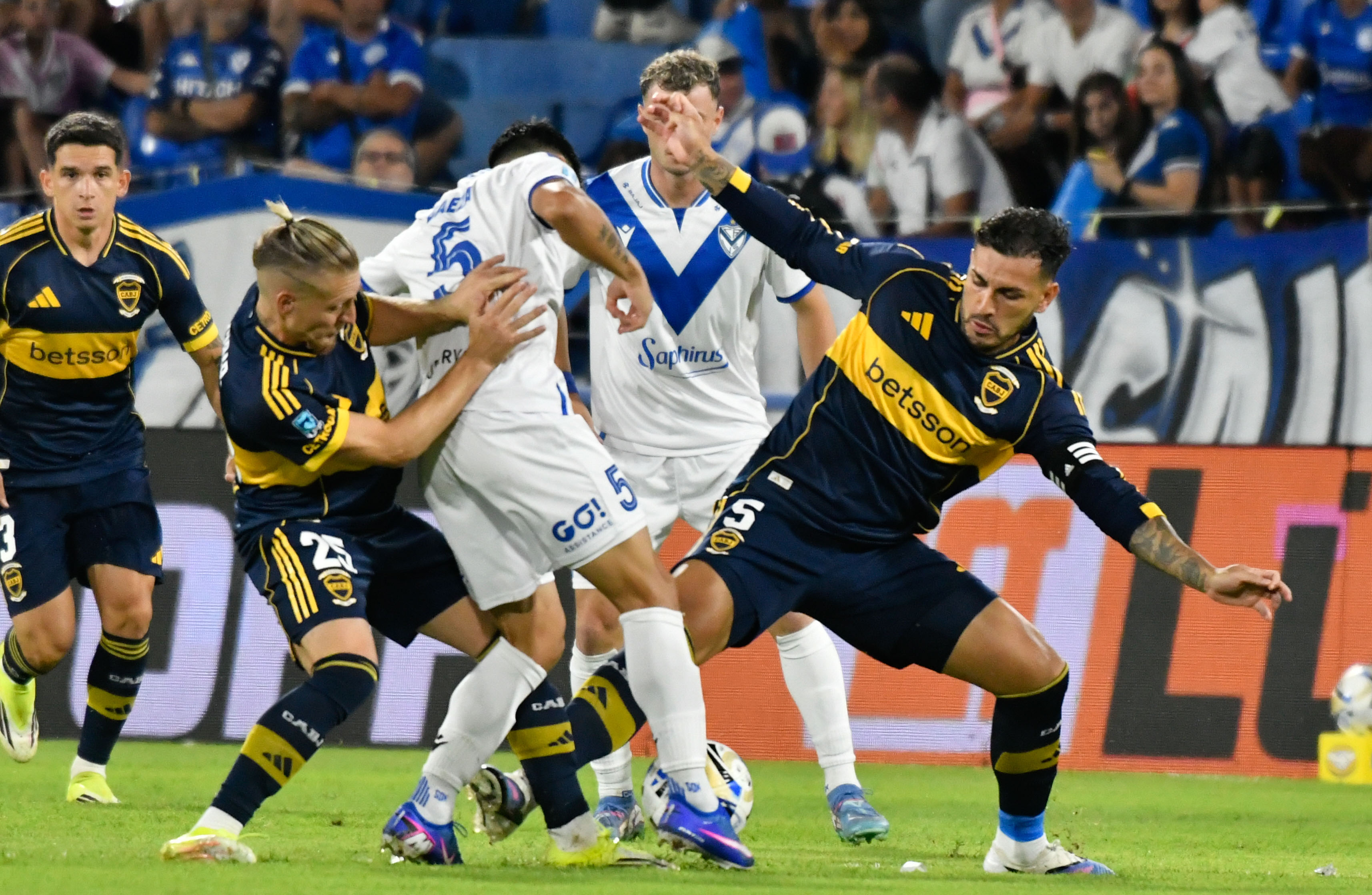 The "Xeneize" looks to confirm its good form against "El Fortín" for round 4 of the Apertura Tournament at Jose Amalfitani Stadium Buenos Aires, Argentina – February 8, 2026: Leandro Paredes of Boca Juniors (R) and Santiago As...