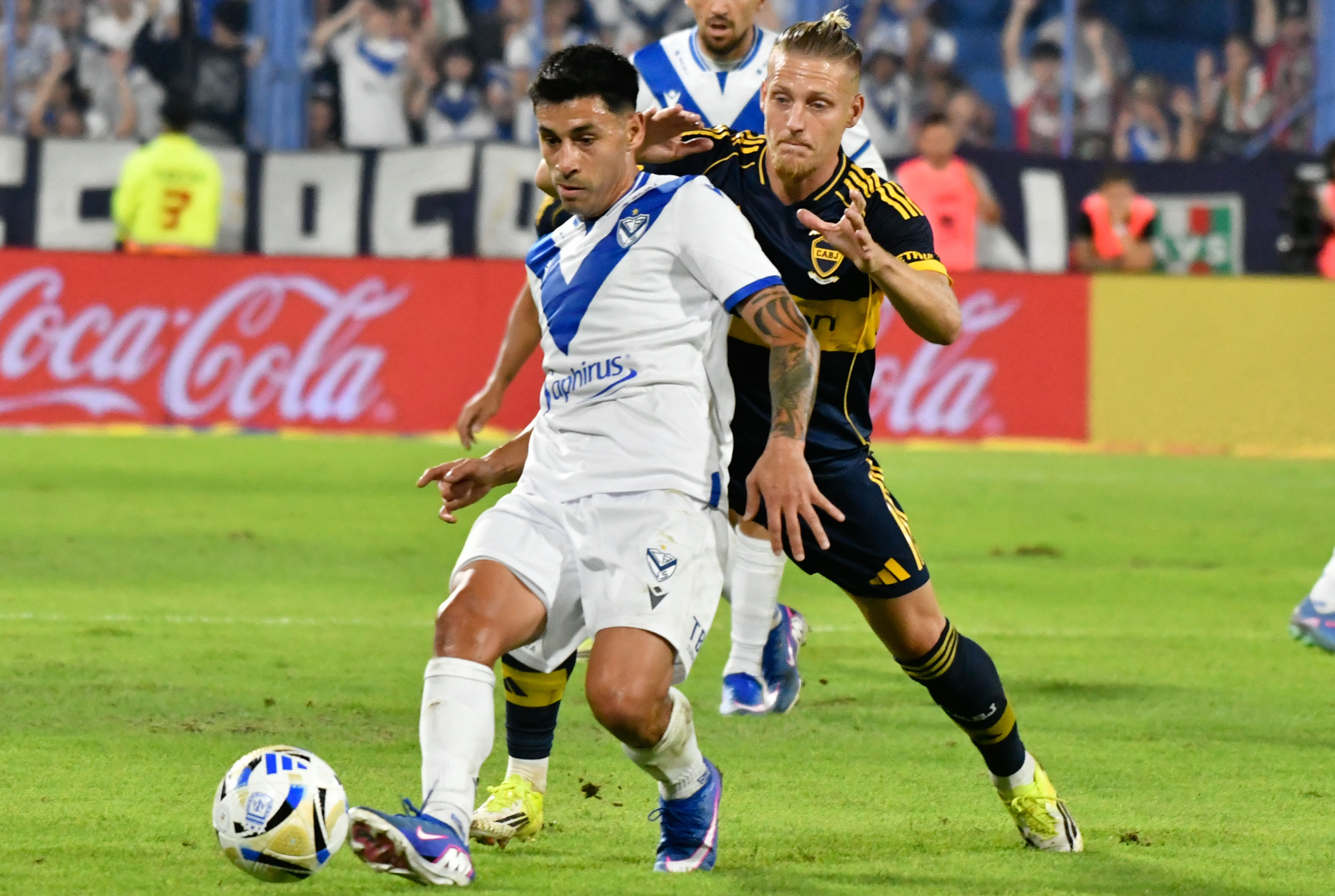The "Xeneize" looks to confirm its good form against "El Fortín" for round 4 of the Apertura Tournament at Jose Amalfitani Stadium Buenos Aires, Argentina – February 8, 2026: Santiago Ascacíbar (R) fight a ball against Claud...