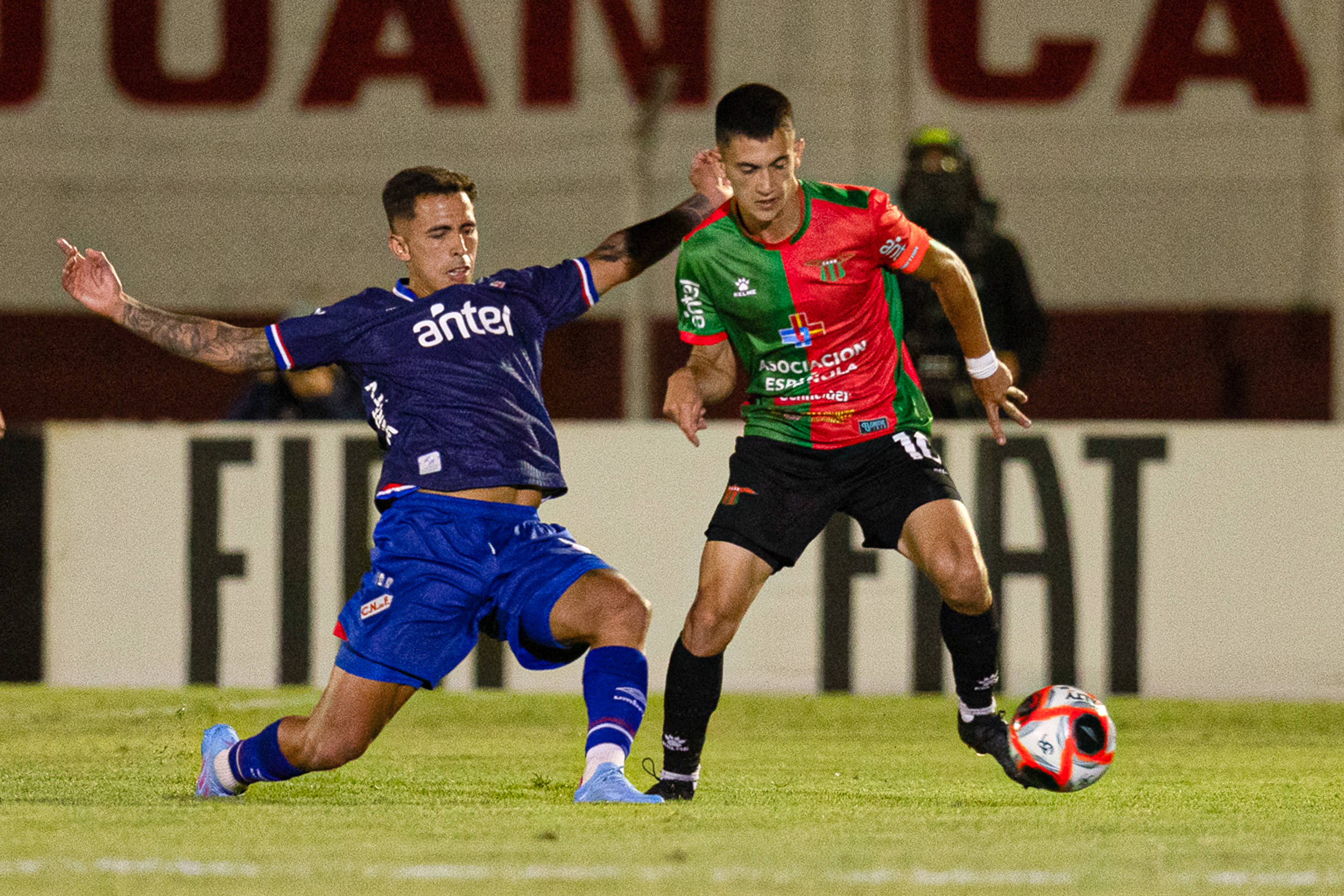 The "Bolso" started the Apertura Tournament on the right foot after defeating the "Sastre" in Florida for the AUF League Florida, Uruguay – February 8, 2026: Rodrigo Amado of Boston River (R) control a ball. Nacional...