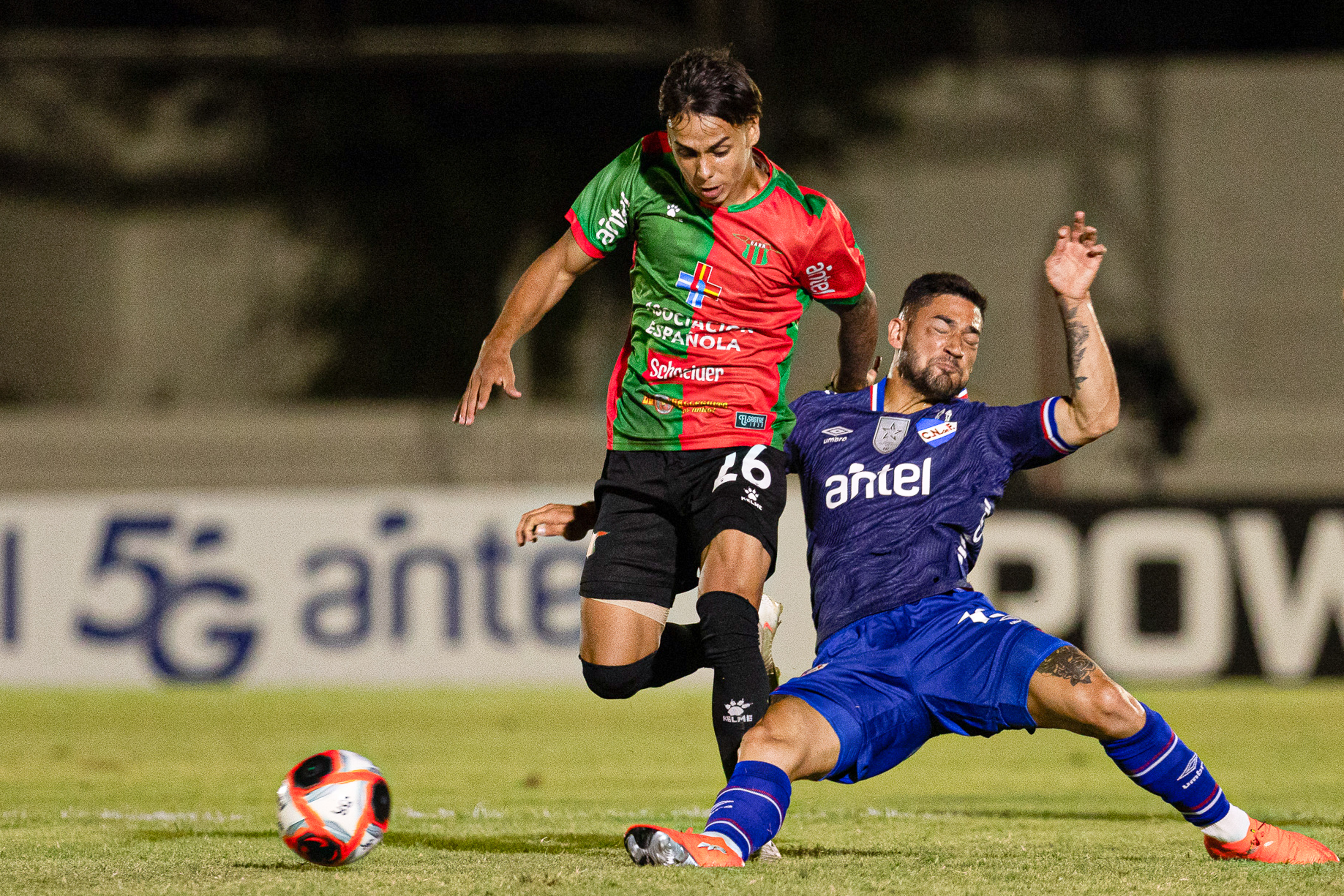 The "Bolso" started the Apertura Tournament on the right foot after defeating the "Sastre" in Florida for the AUF League Florida, Uruguay – February 8, 2026: Facundo Muñoz (R) of Boston River wins a ball. Nacional d...