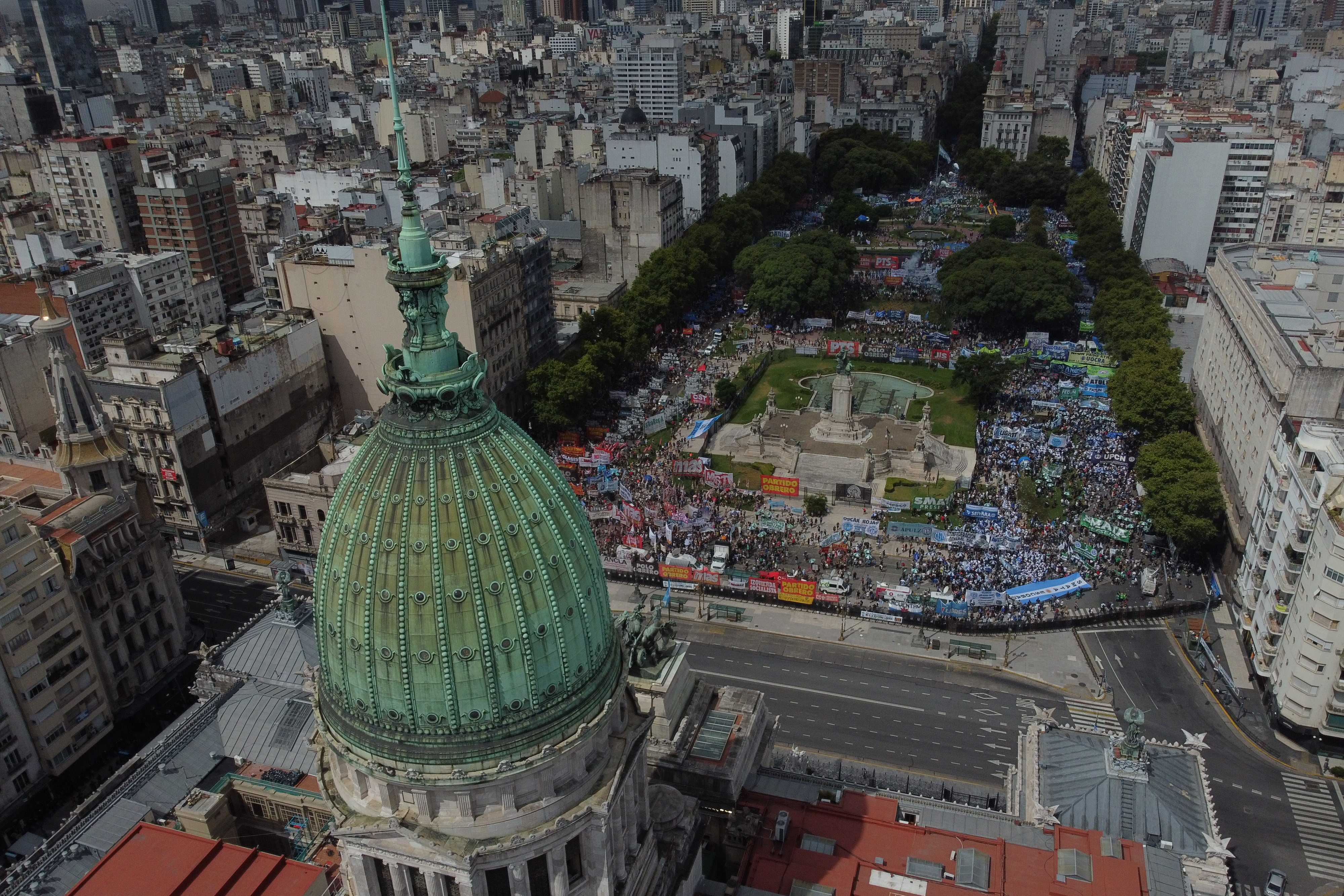 Buenos Aires, Argentina – 11 febrero, 2026: Manifestantes se enfrentaron con la policía durant...