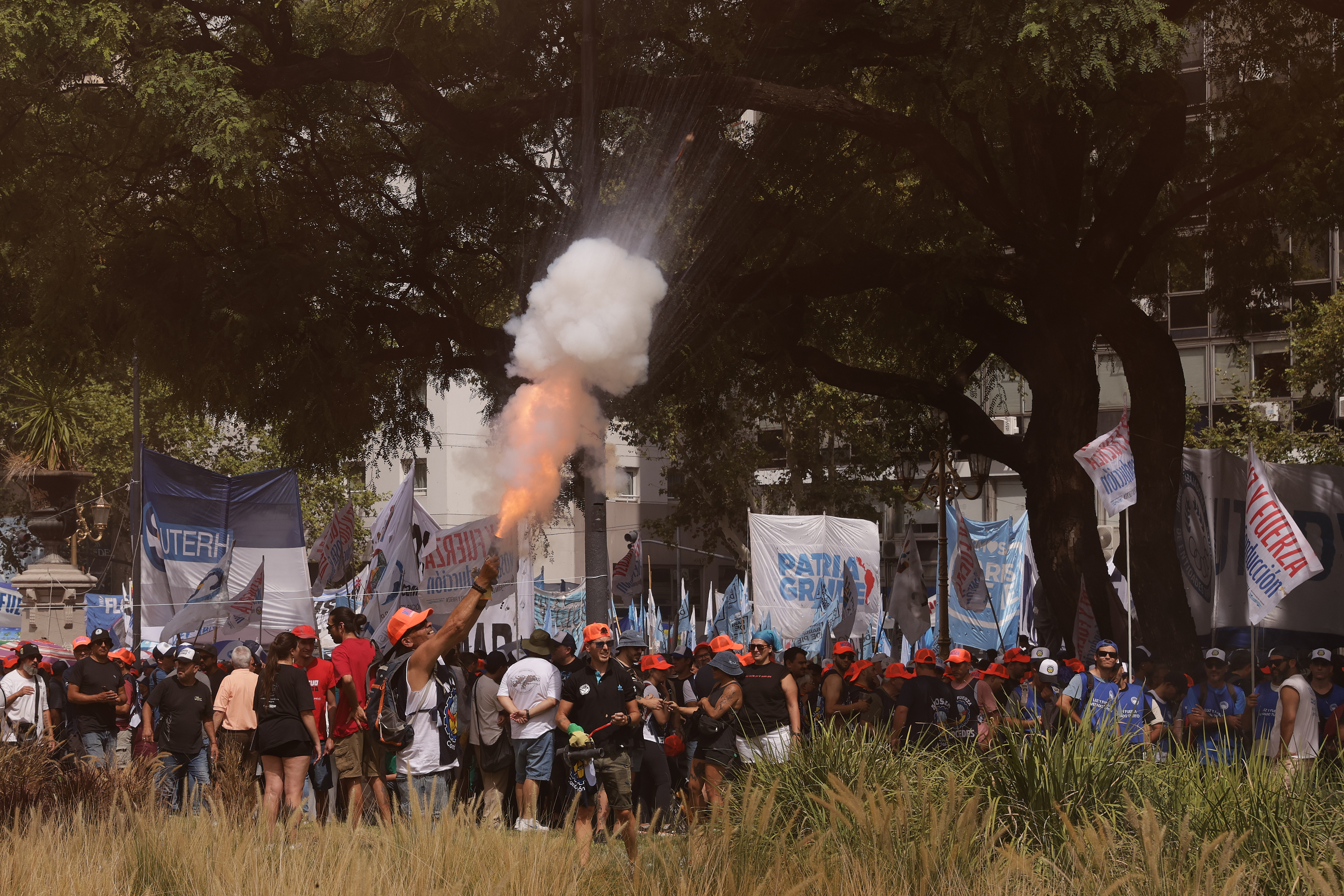 IMAG3529 Buenos Aires, Argentina – 11 febrero, 2026: Manifestantes se enfrentaron con la policía durant...