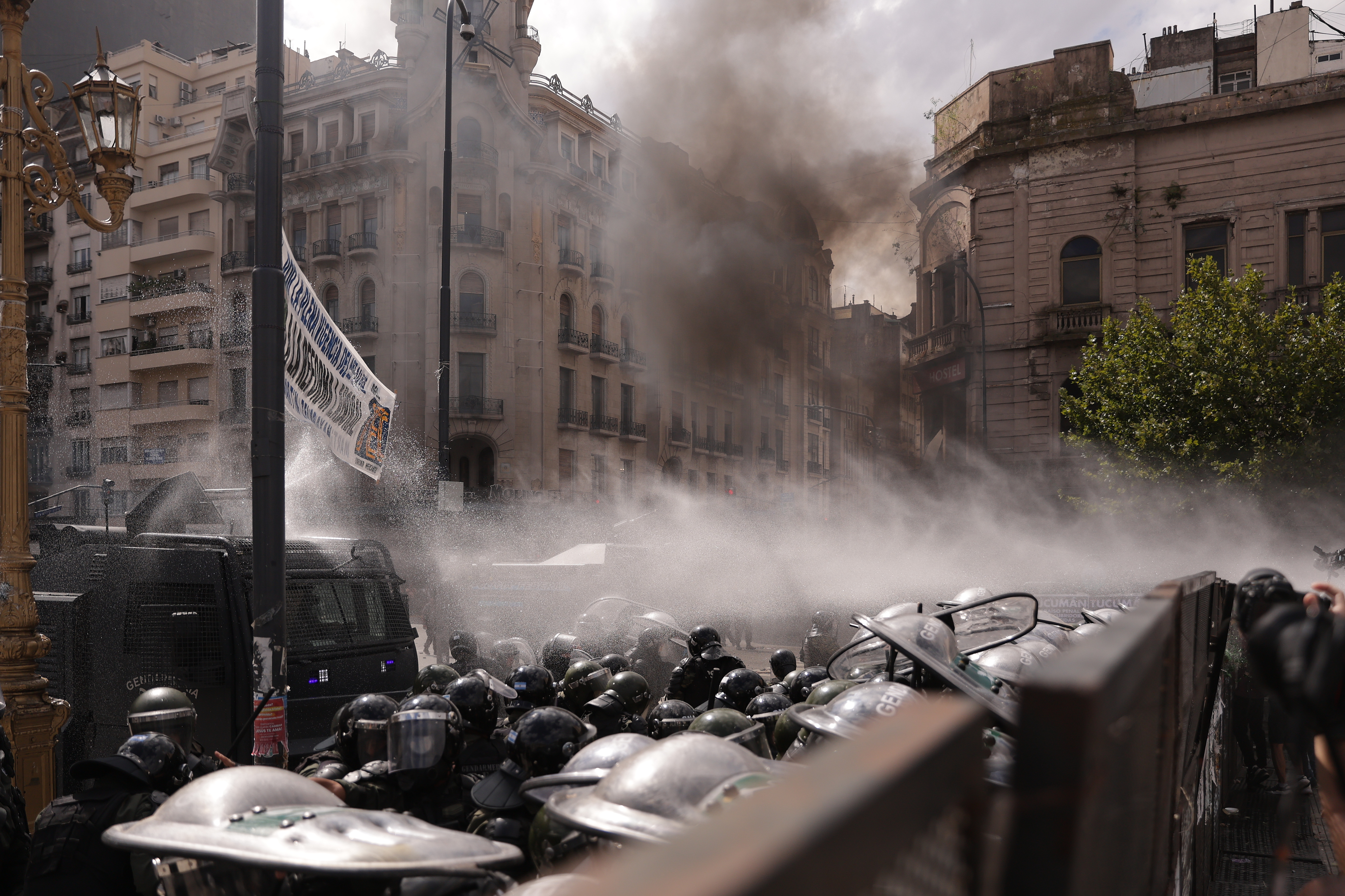 IMAG4137 Buenos Aires, Argentina – 11 febrero, 2026: Manifestantes se enfrentaron con la policía durant...