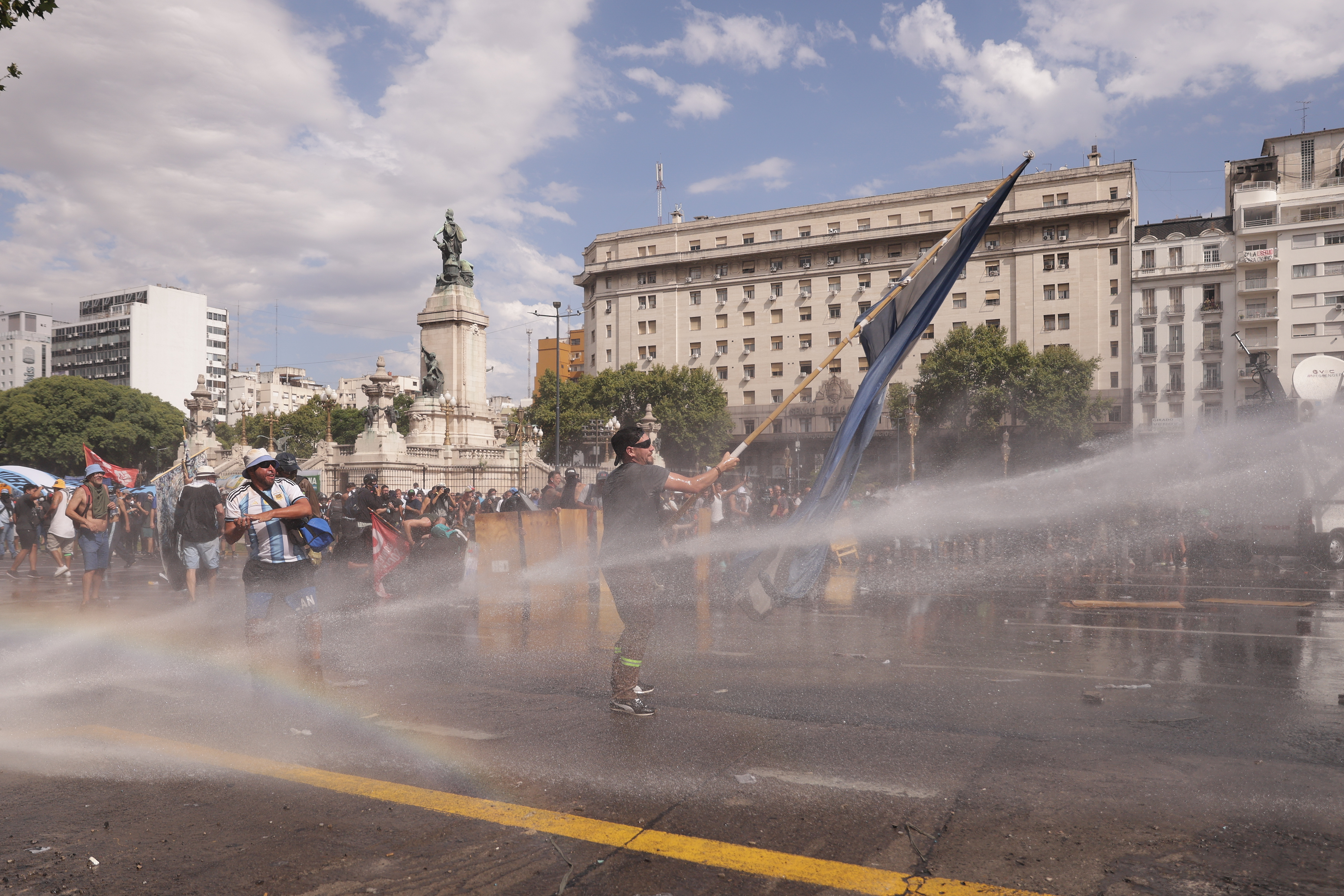 IMAG4474 Buenos Aires, Argentina – 11 febrero, 2026: Manifestantes se enfrentaron con la policía durant...