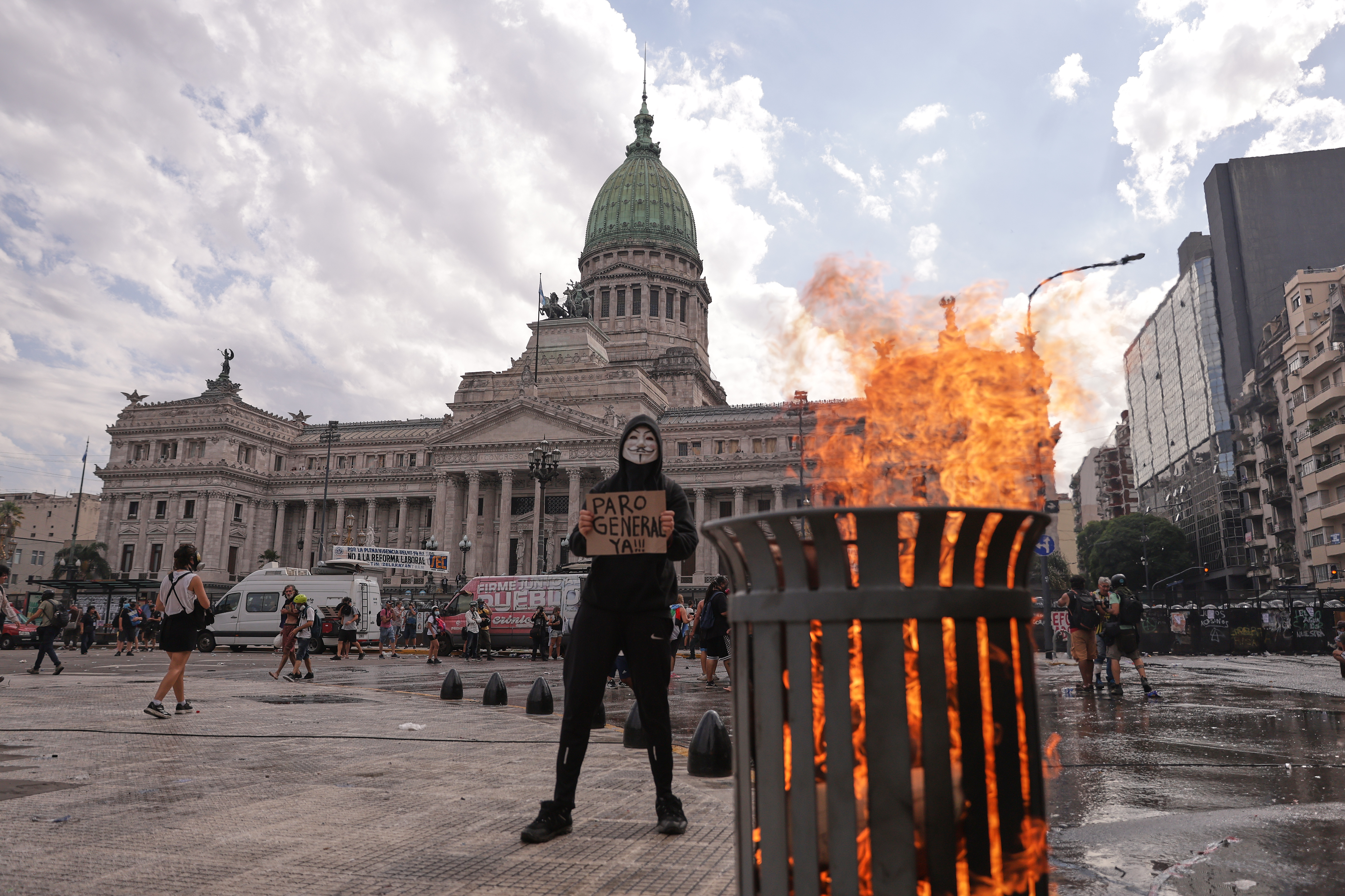 IMAG4614 Buenos Aires, Argentina – 11 febrero, 2026: Manifestantes se enfrentaron con la policía durant...