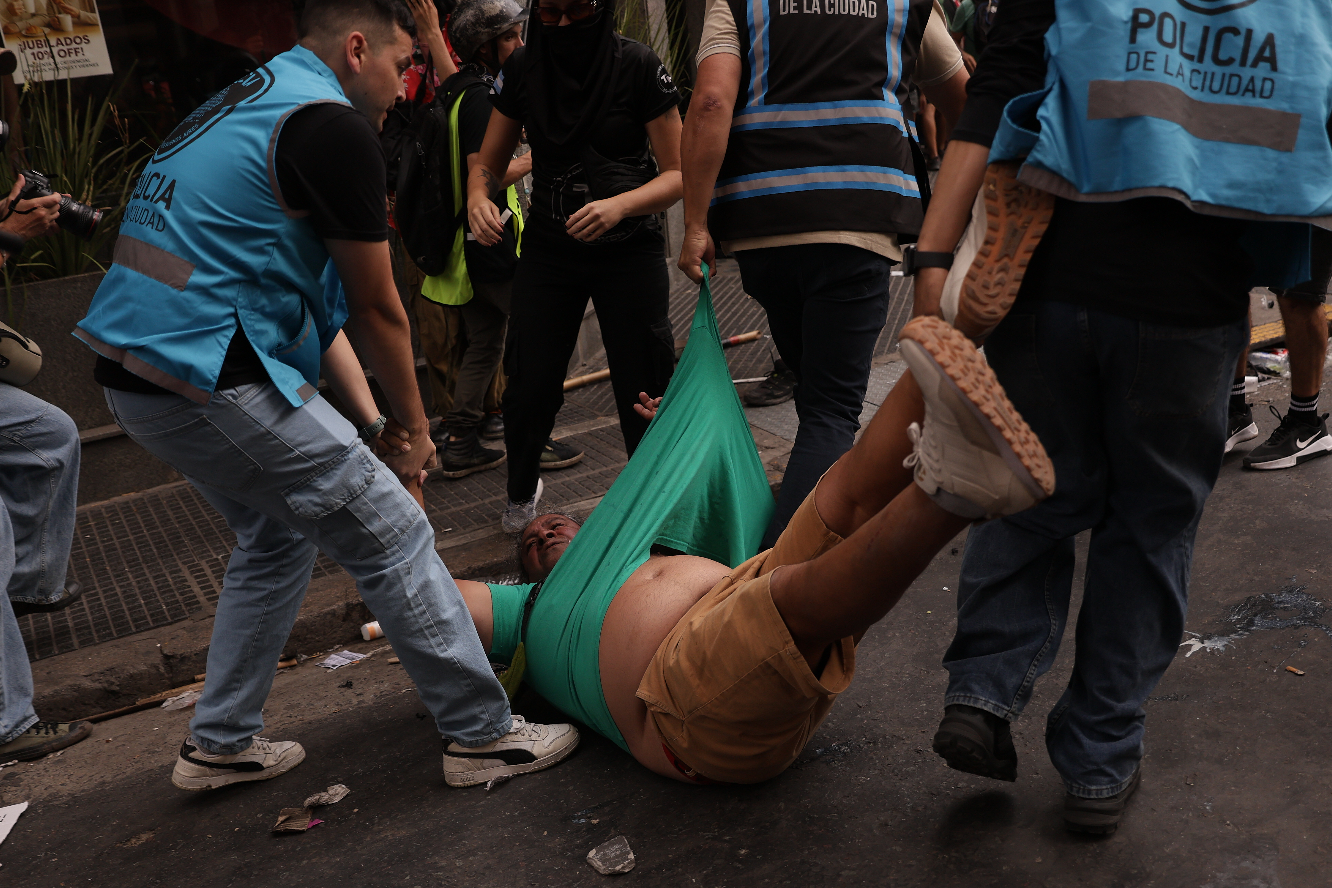 IMAG4837 Buenos Aires, Argentina – 11 febrero, 2026: Manifestantes se enfrentaron con la policía durant...