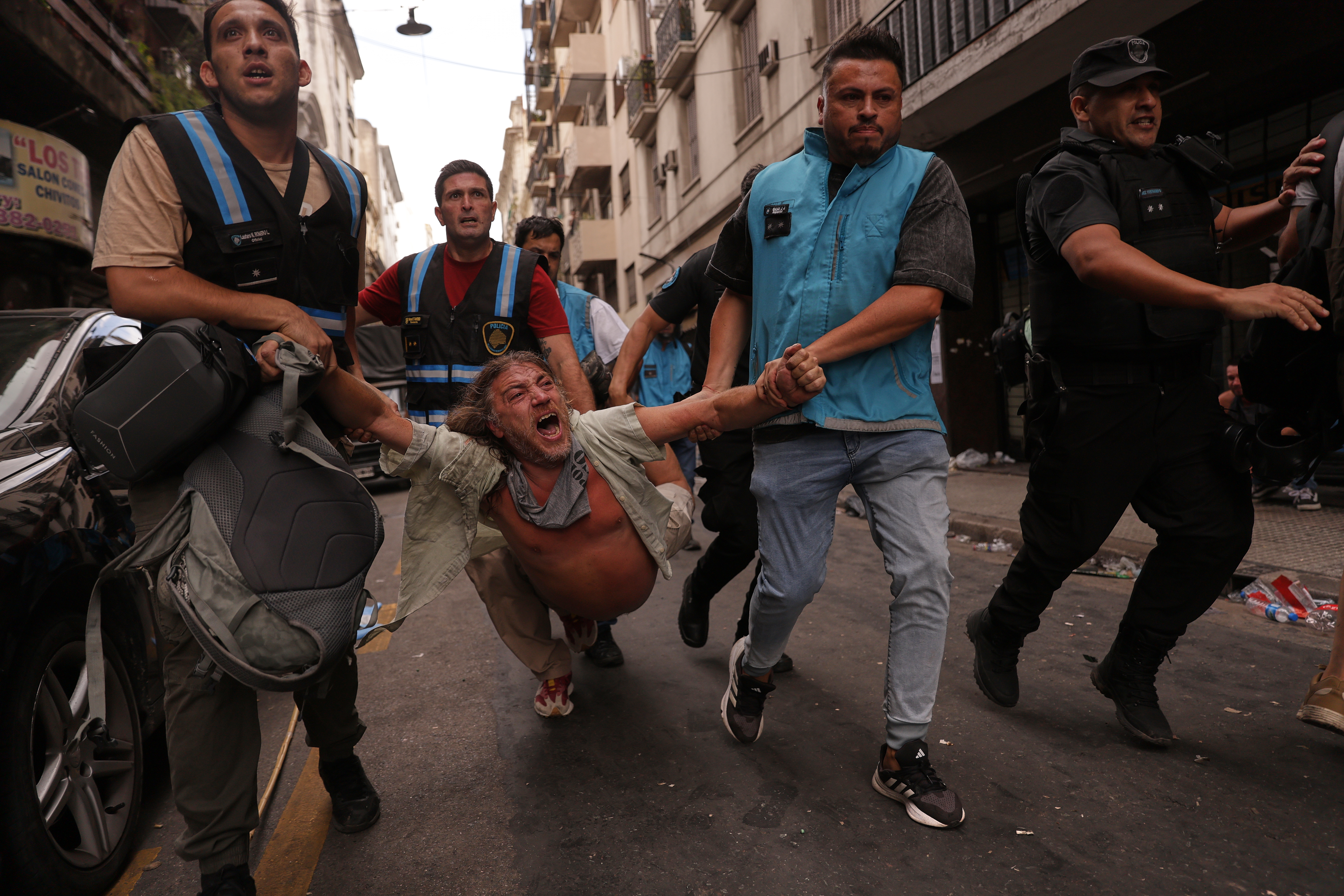 Buenos Aires, Argentina – 11 febrero, 2026: Manifestantes se enfrentaron con la policía durant...