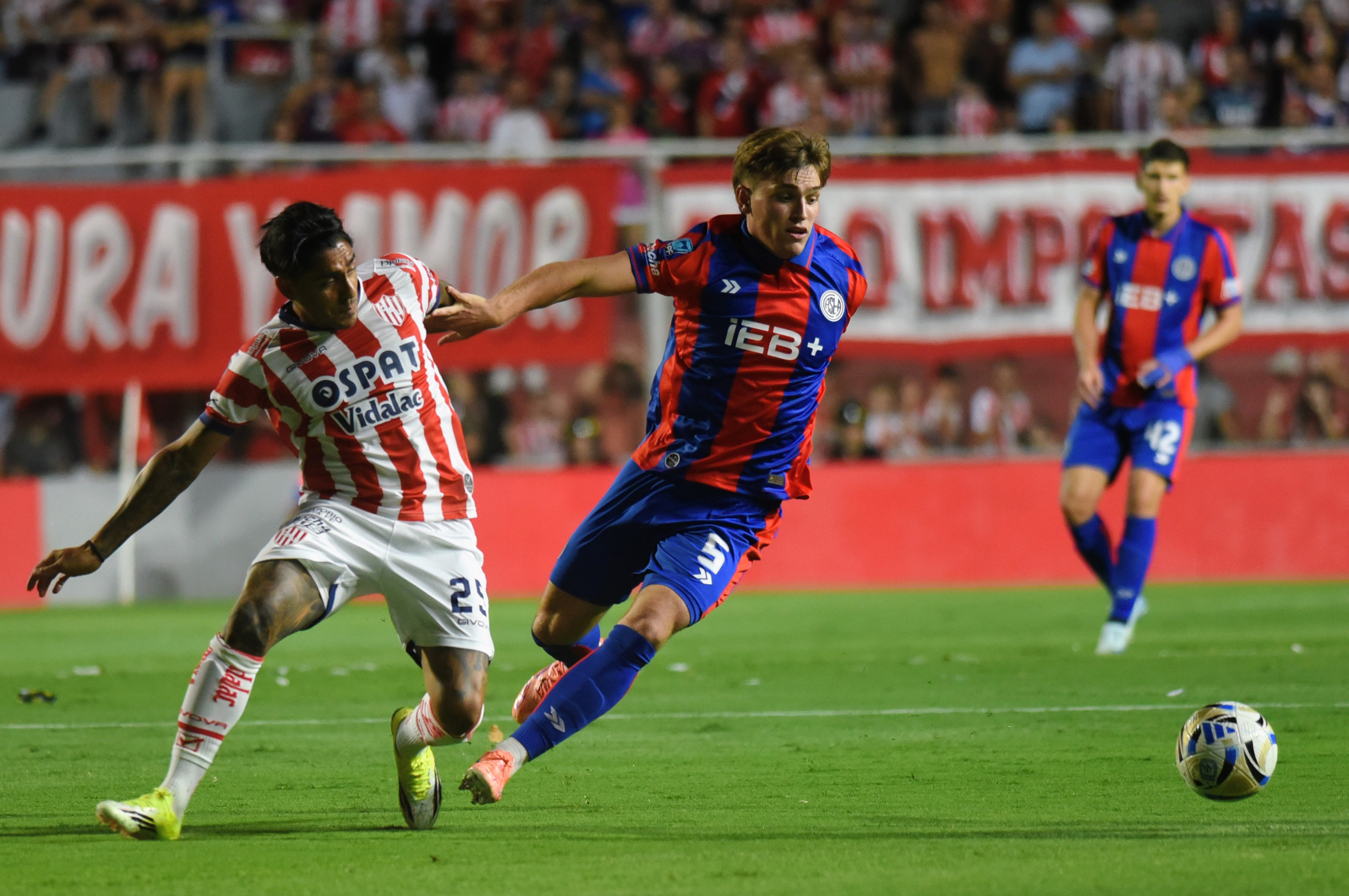 The "Tatengue" hosts the "Ciclón" at the 15 de Abril Stadium in a key Apertura Tournament clash for the Professional League Santa Fe, Argentina – February 13, 2026: San Lorenzo striker Cristian Tarragona disputes the ba...