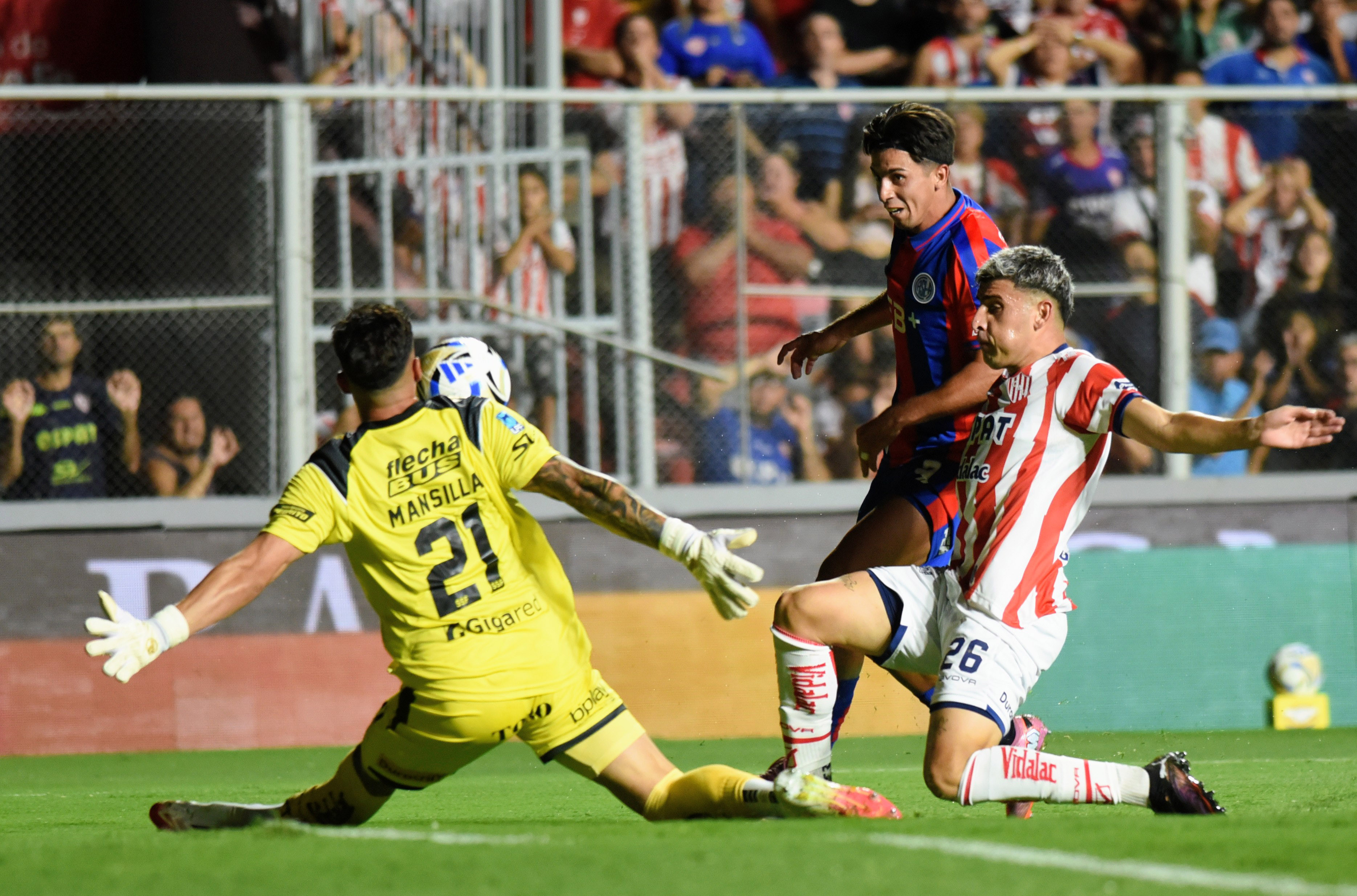 The "Tatengue" hosts the "Ciclón" at the 15 de Abril Stadium in a key Apertura Tournament clash for the Professional League Santa Fe, Argentina – February 13, 2026: The local goalkeeper Matias Mansilla covers a mano a m...